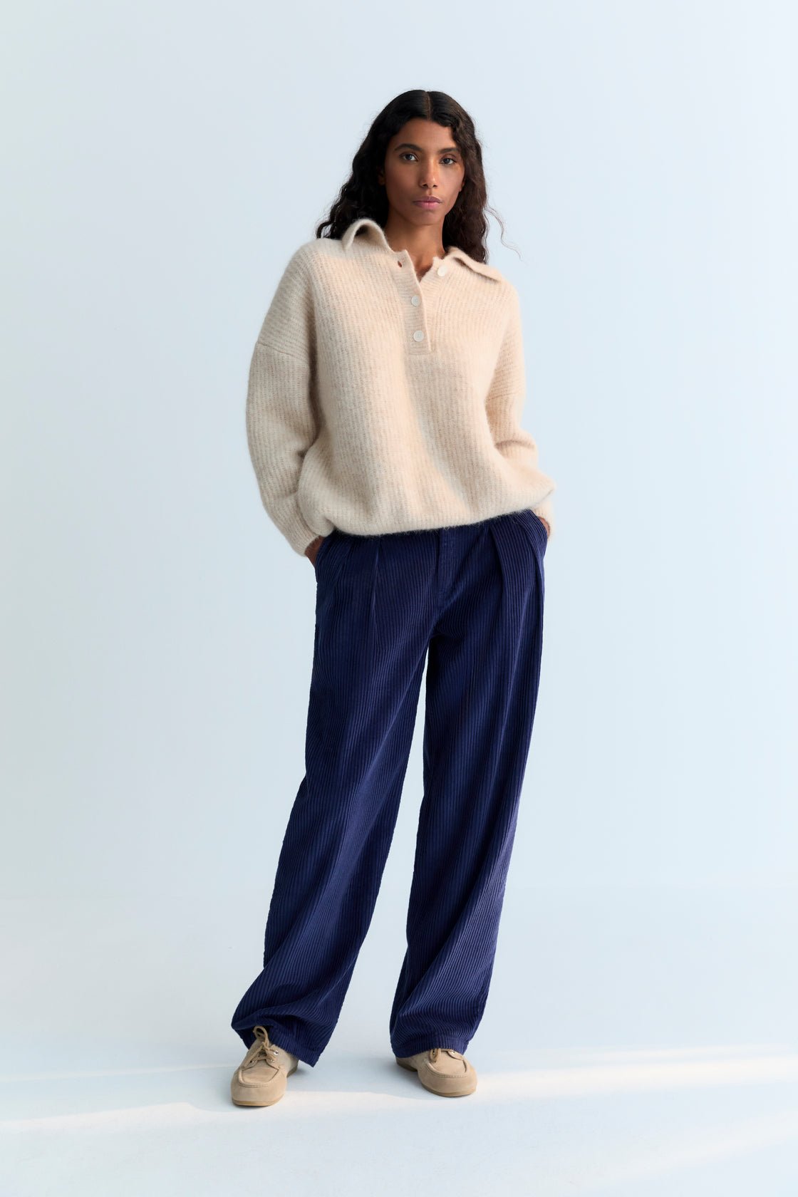 Nuestro clásico pantalón de pana de pierna ancha con detalle de doble pliegue en la parte delantera.