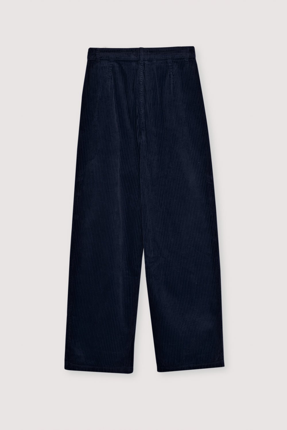 Notre pantalon classique en velours côtelé à jambe large avec double pli sur le devant.