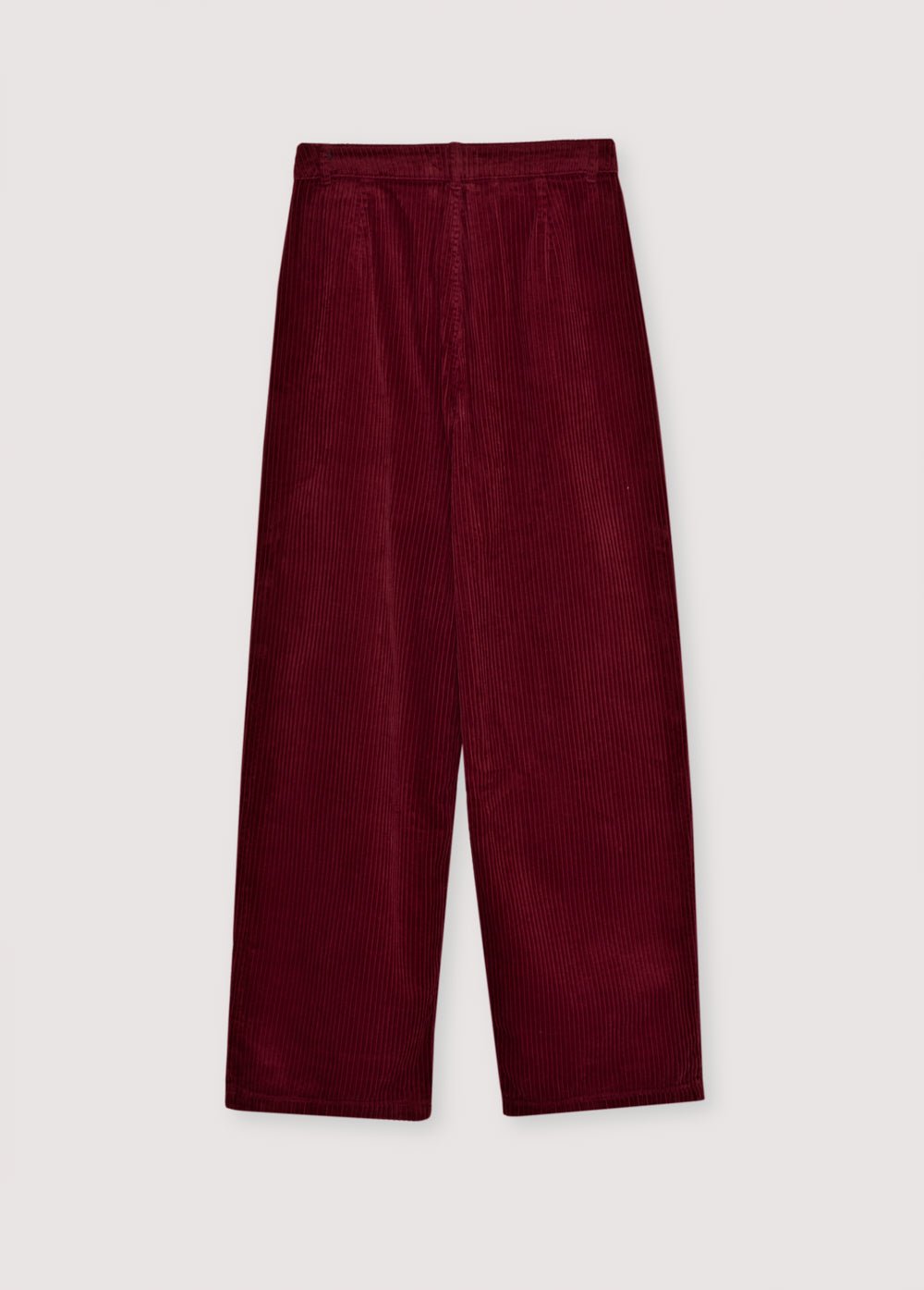 Notre pantalon classique en velours côtelé à jambe large avec double pli sur le devant.