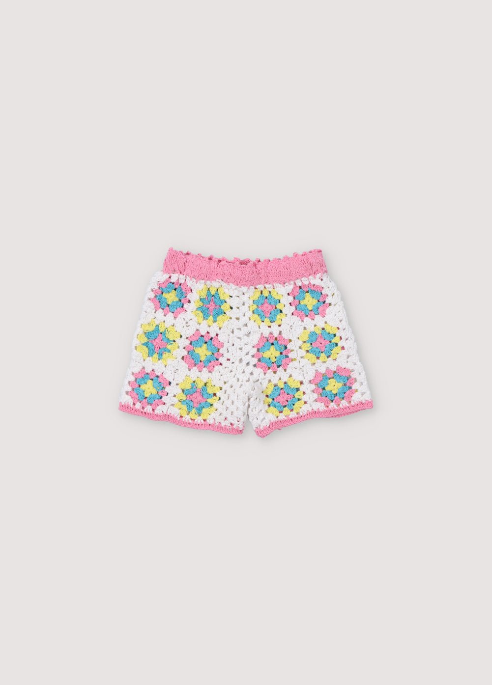 Short en crochet coloré, idéal pour l'été. Il possède une taille élastique et des finitions roses courbées. Ils sont livrés avec un haut assorti pour compléter le look.