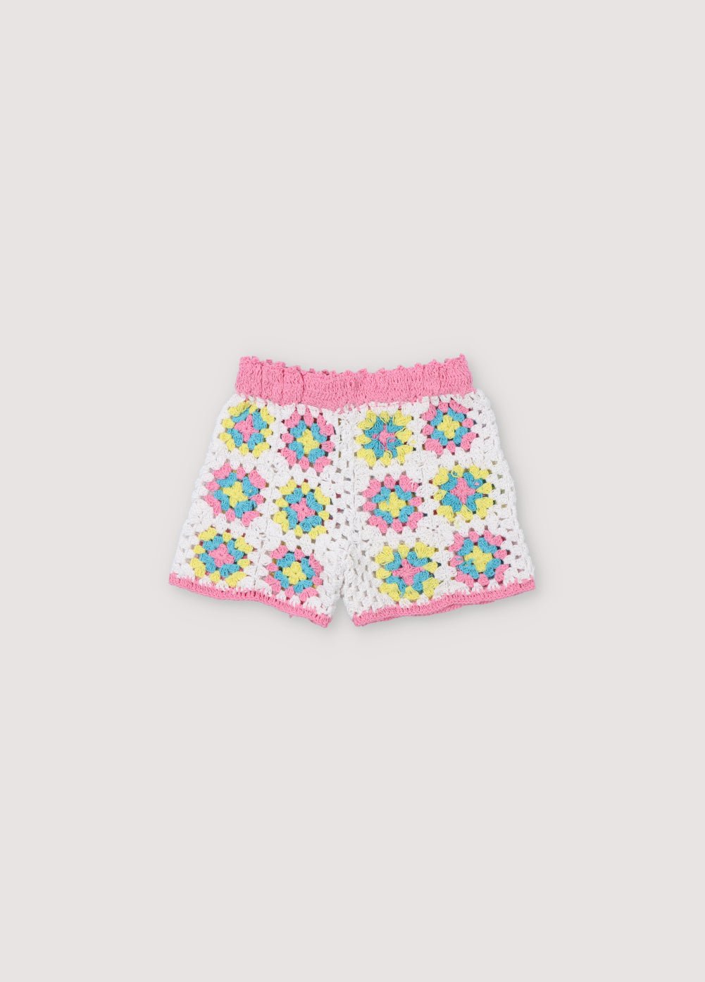 Short en crochet coloré, idéal pour l'été. Il possède une taille élastique et des finitions roses courbées. Ils sont livrés avec un haut assorti pour compléter le look. Collection Printemps Été. The New Society.
