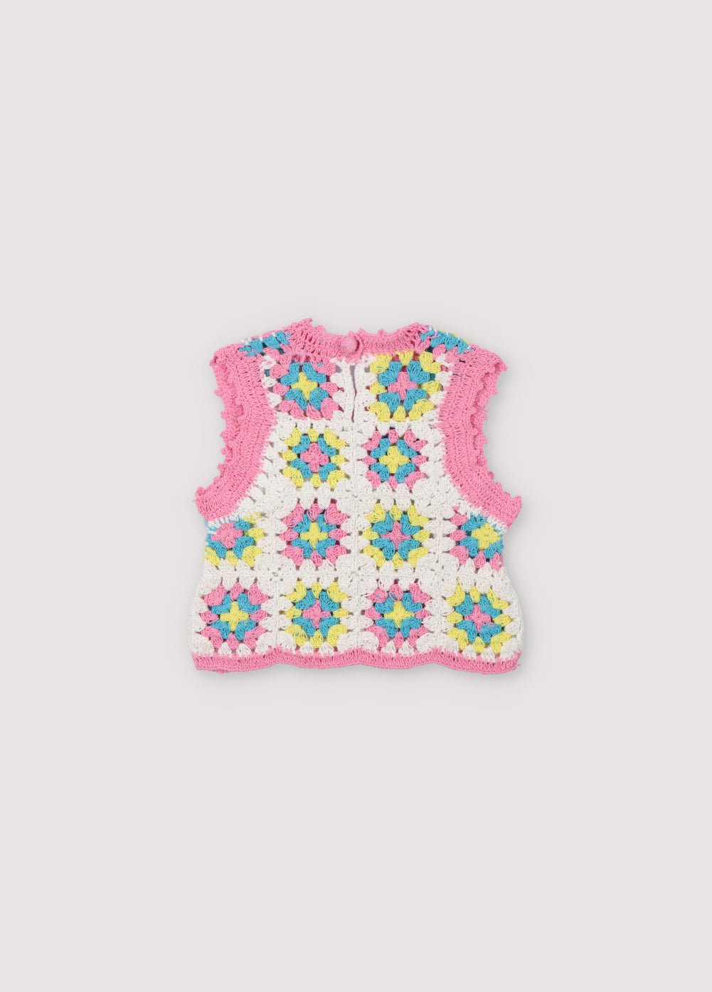 Top en crochet coloré, idéal pour l'été. Il a une ouverture au dos avec des boutons au crochet et des passementeries roses incurvées sur les emmanchures et l'ourlet. Il est livré avec un short assorti pour compléter le look. Collection Printemps Été. The New Society.