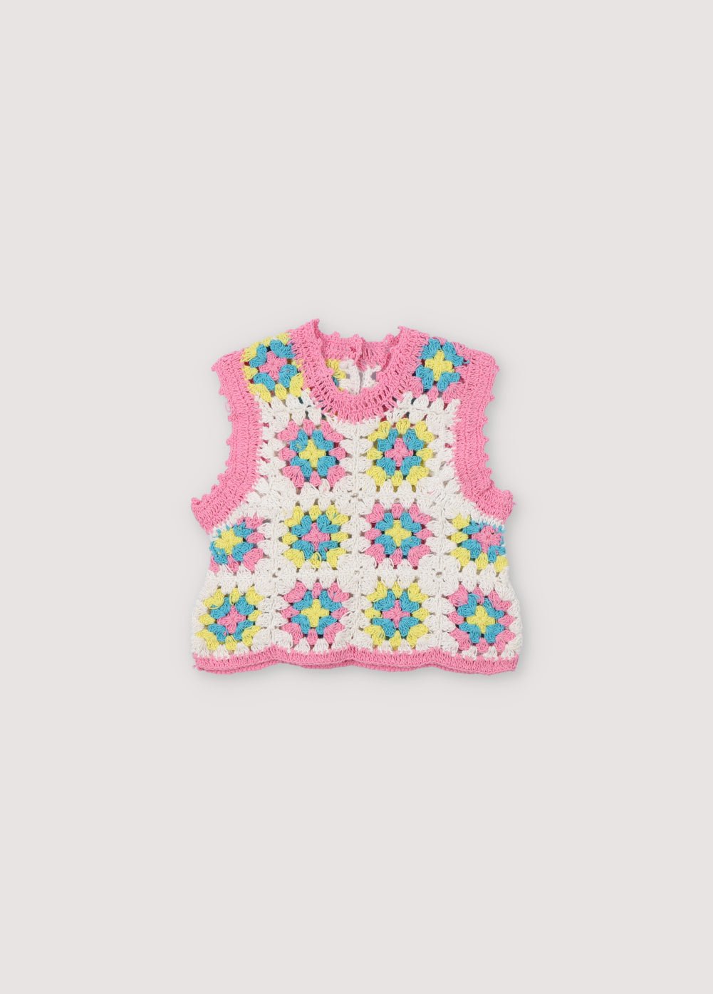 Top en crochet coloré, idéal pour l'été. Il a une ouverture au dos avec des boutons au crochet et des passementeries roses incurvées sur les emmanchures et l'ourlet. Il est livré avec un short assorti pour compléter le look. Collection Printemps Été. The New Society.