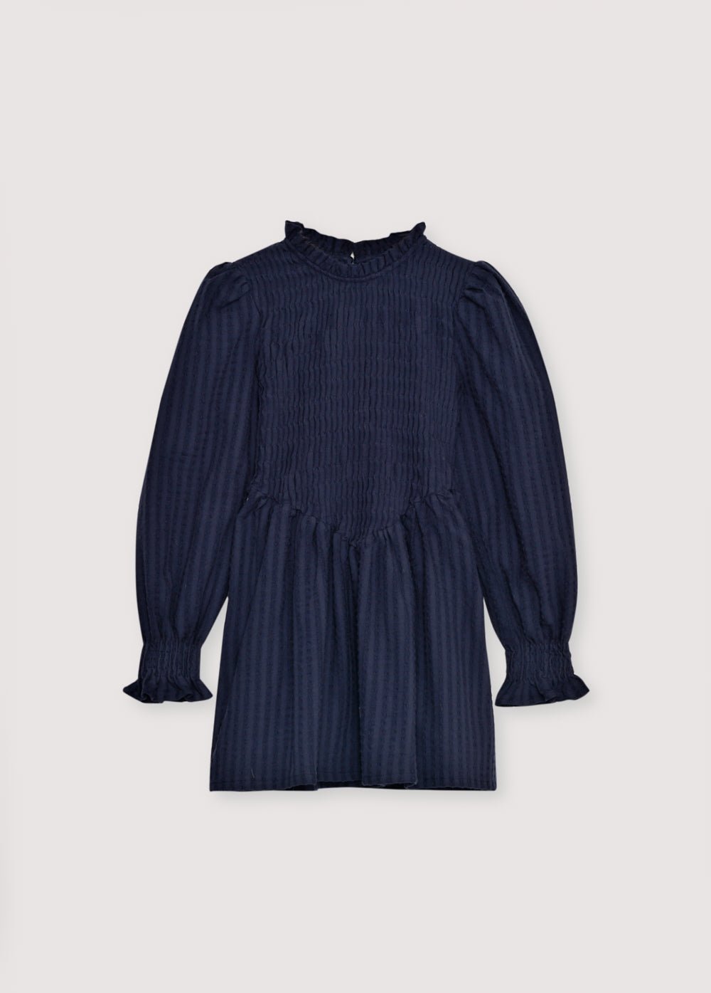 Robe courte en seersucker avec corsage smocké et finition en V. Il présente des manches bouffantes et une encolure ronde avec un détail volant.