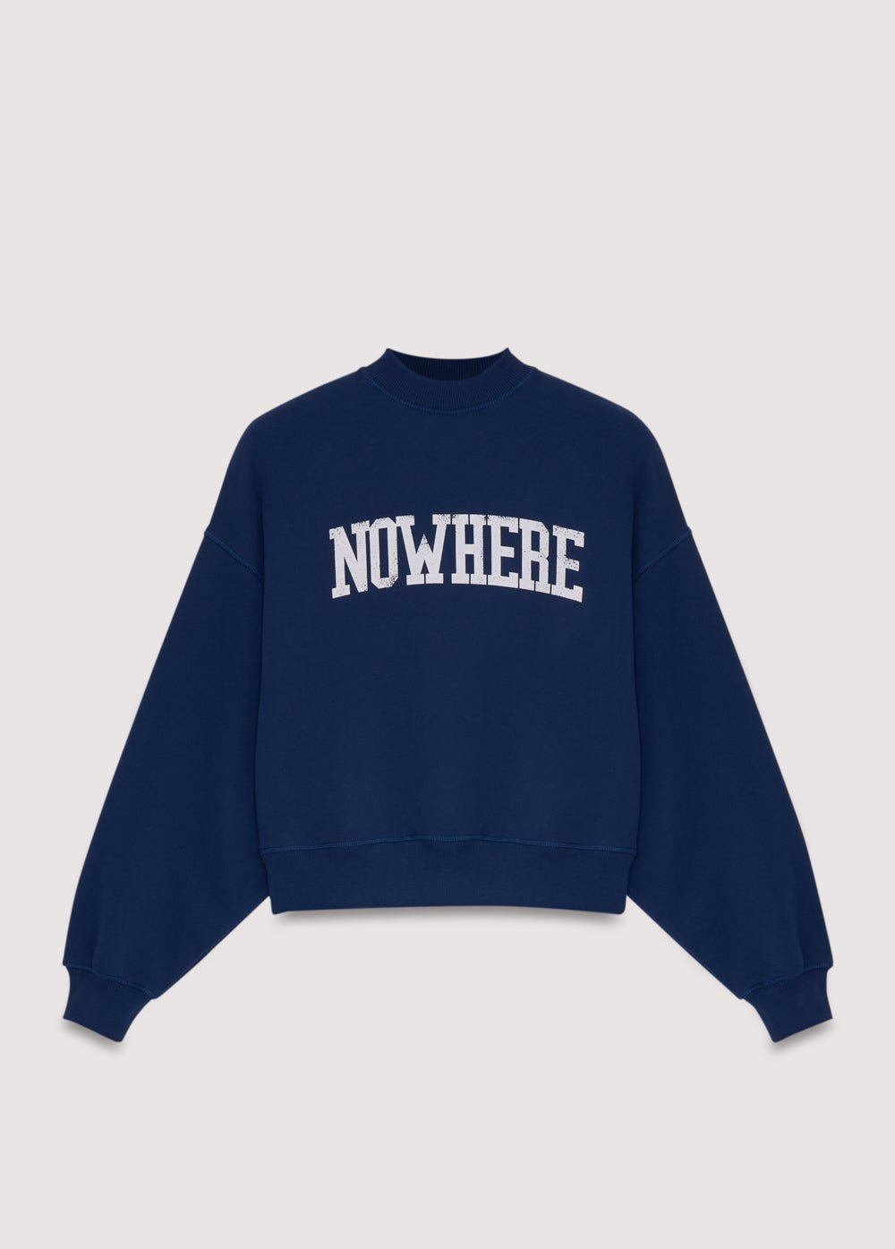 골지 디테일의 하이넥과 밑단이 돋보이는 크롭 스타일 스웨트셔츠 Nowhere 앞면의 프린트 디테일. 내부와 외부에 브러시 처리되었습니다.