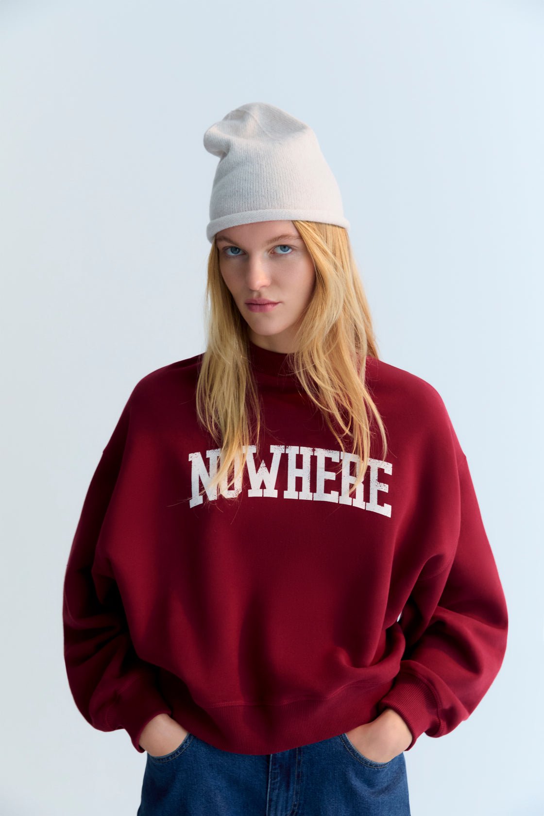 リブ編みのハイネックと、 Nowhere 前面にディテールをプリント。内側と外側に起毛加工が施されています。