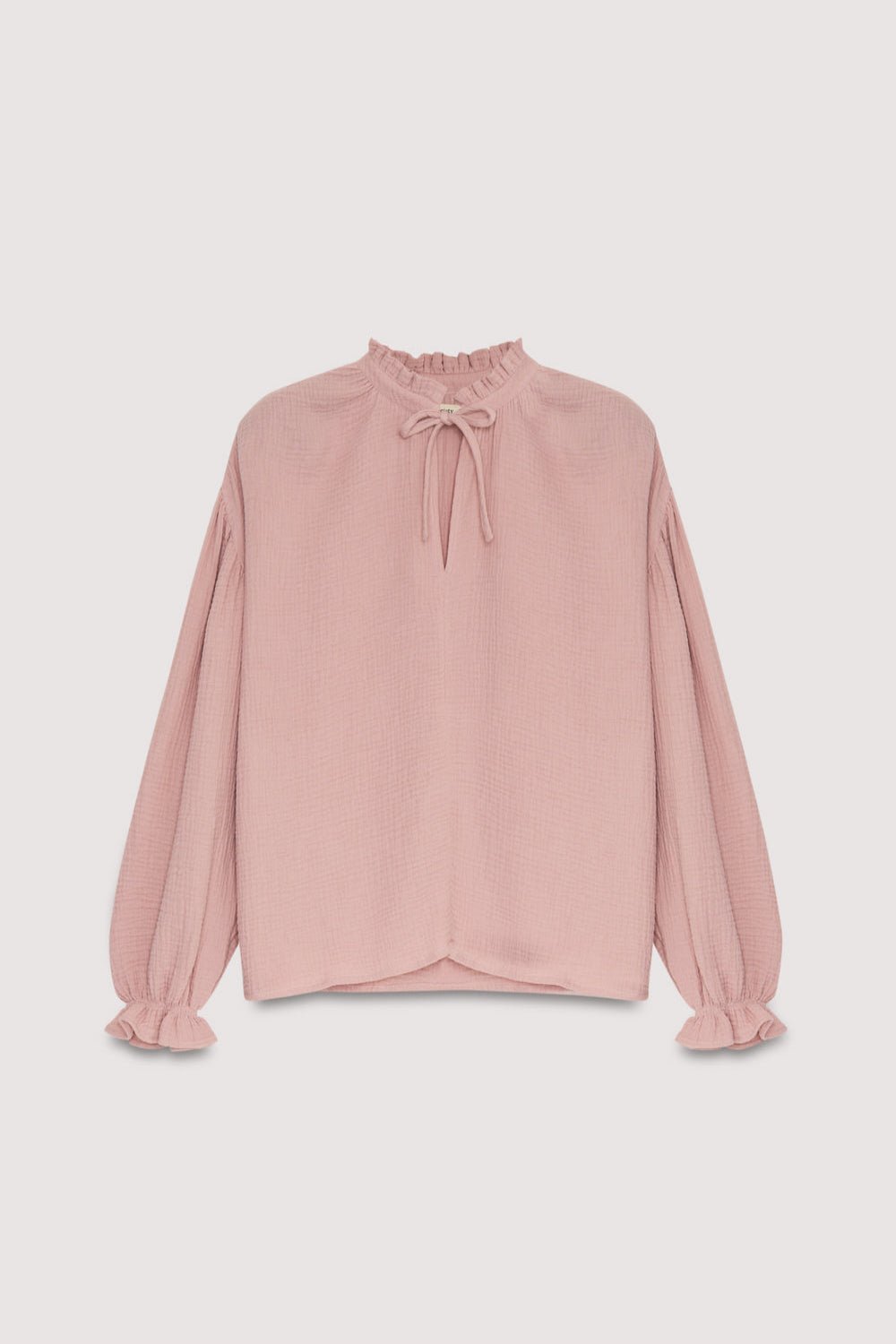Le chemisier Olivia en Faded Rose est une pièce intemporelle confectionnée dans un tissu double gaze doux et respirant.