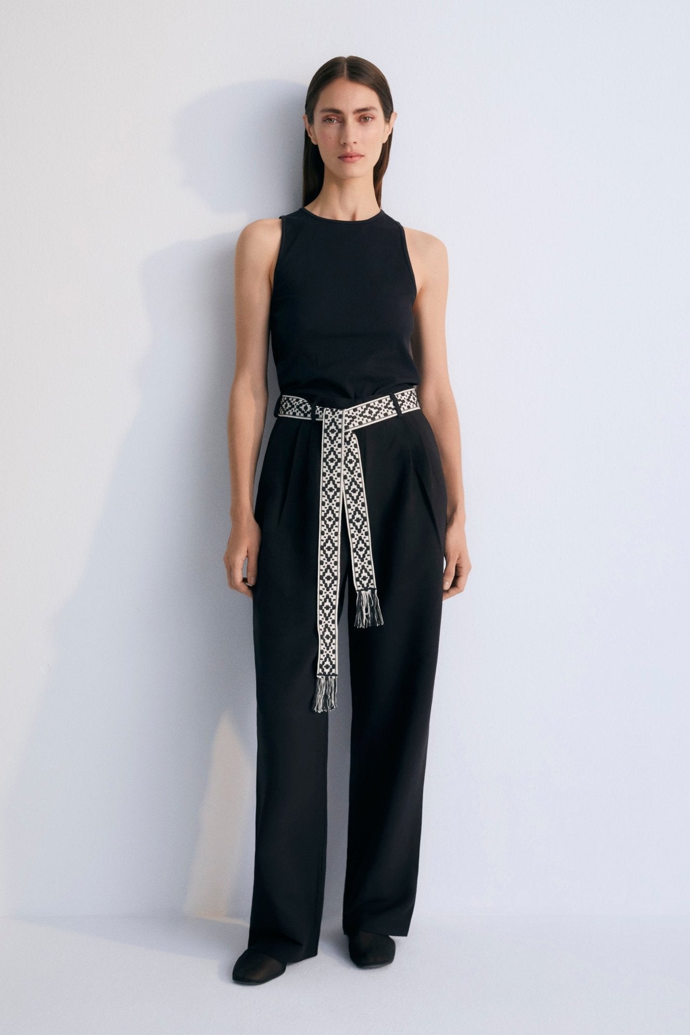 Flowy rayon/linen pant. An elegant and versatile garment that comes with a matching blazer to complete the look. Woman Spring Summer The New Society.