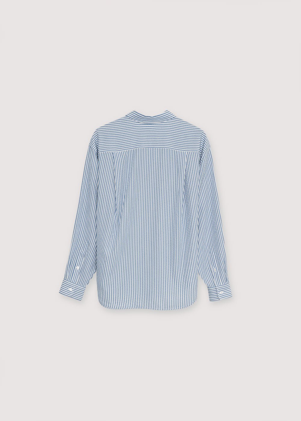 Chemise en tissu tencel fluide avec une belle rayure bicolore. Il présente une poche plaquée sur le devant et une broderie de la marque.