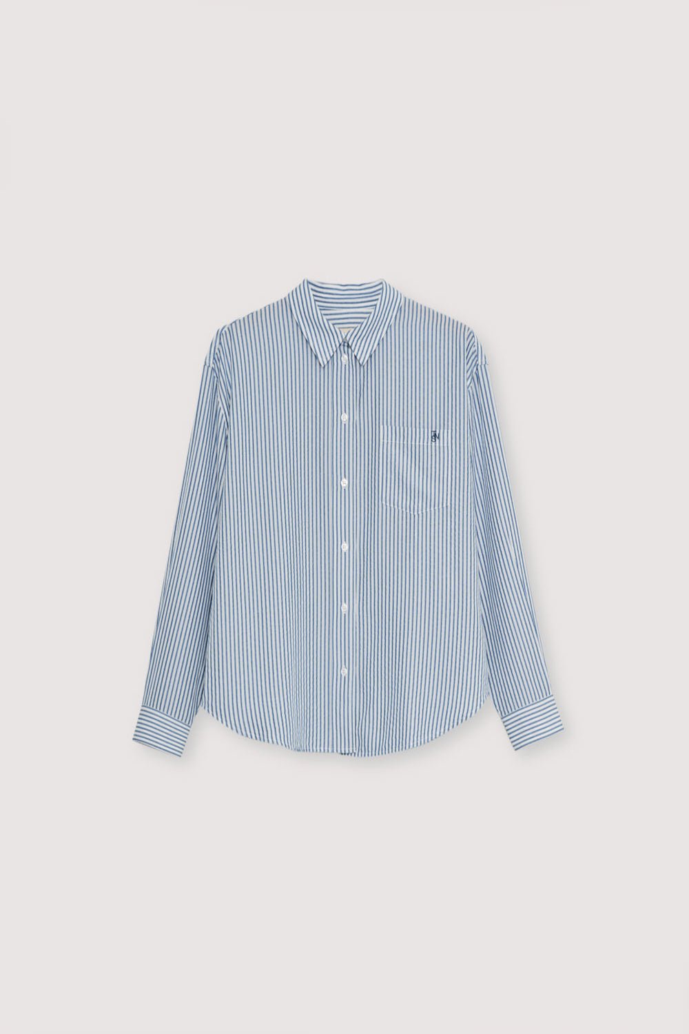 Chemise en tissu tencel fluide avec une belle rayure bicolore. Il présente une poche plaquée sur le devant et une broderie de la marque.