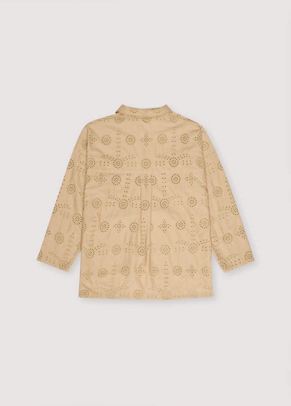 Cette chemise de style polo est ornée de délicates broderies ton sur ton, ajoutant une touche subtile mais raffinée au design classique. Les détails complexes rehaussent le polo traditionnel, ce qui en fait un mélange parfait de sophistication décontractée. Idéal pour créer un look raffiné mais décontracté.