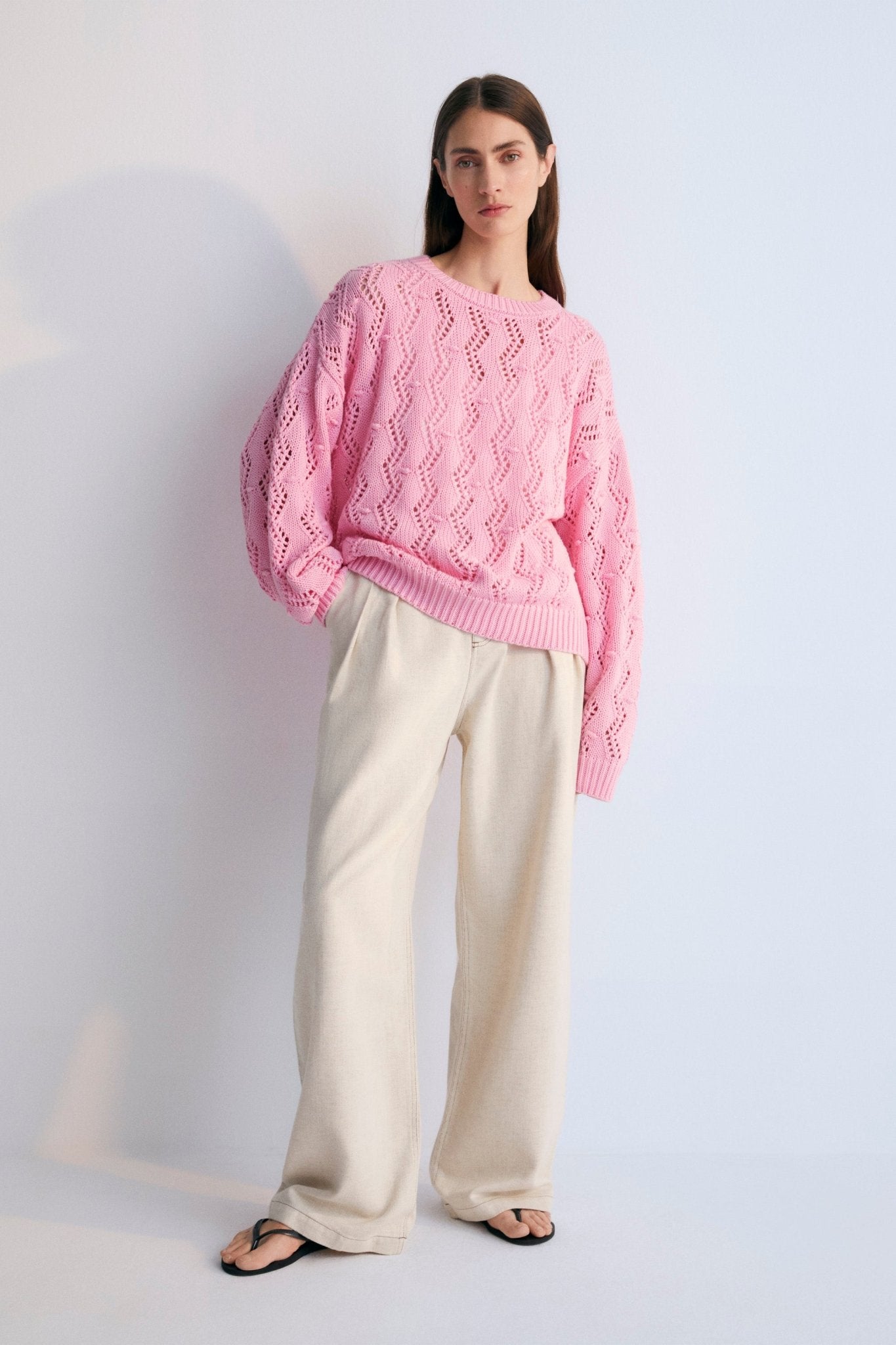 Sweater with an original textured knit that makes it a special garment. It features ribbing on the neckline, cuffs, and hem, and has a dropped shoulder sleeve design.