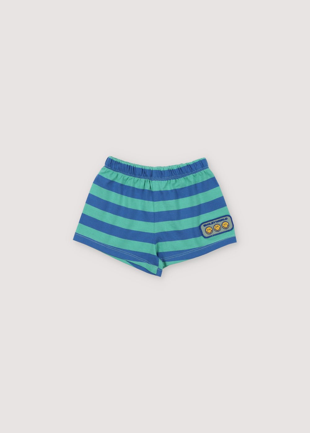 Short avec des rayures bicolores amusantes, une taille élastique et un patch SMILEYWORLD ton sur ton. Collection Printemps Été. The New Society.