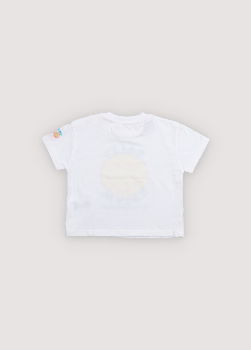 T-shirt SMILEY WORLD à manches courtes avec boutons-pression ton sur l'épaule avec un imprimé coloré sur le devant et un patch de couleurs assorties sur la manche. Collection Printemps Été. The New Society.