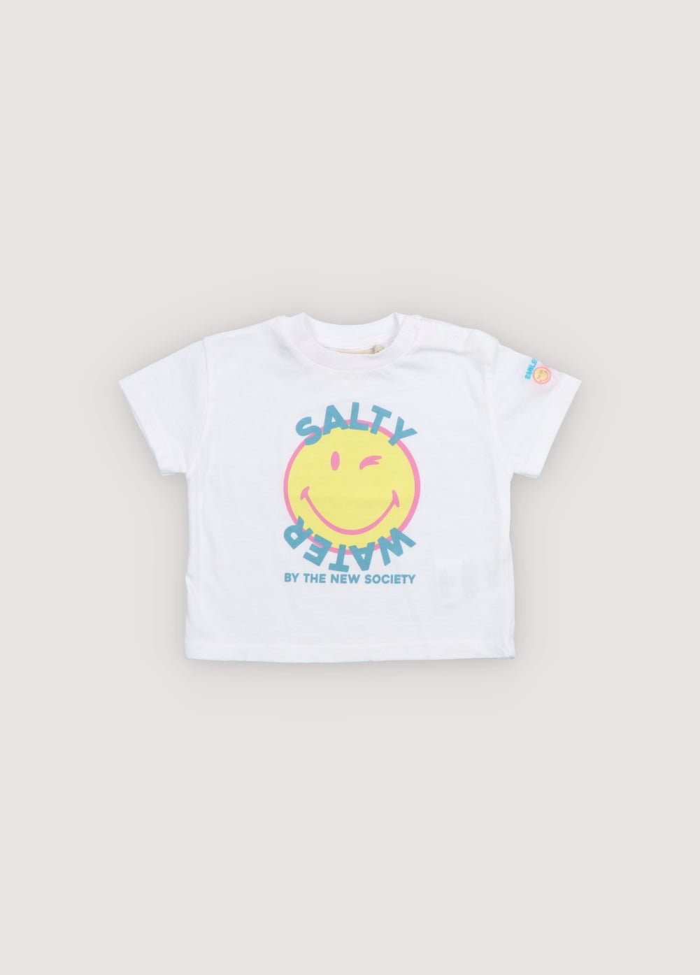 T-shirt SMILEY WORLD à manches courtes avec boutons-pression ton sur l'épaule avec un imprimé coloré sur le devant et un patch de couleurs assorties sur la manche. Collection Printemps Été. The New Society.