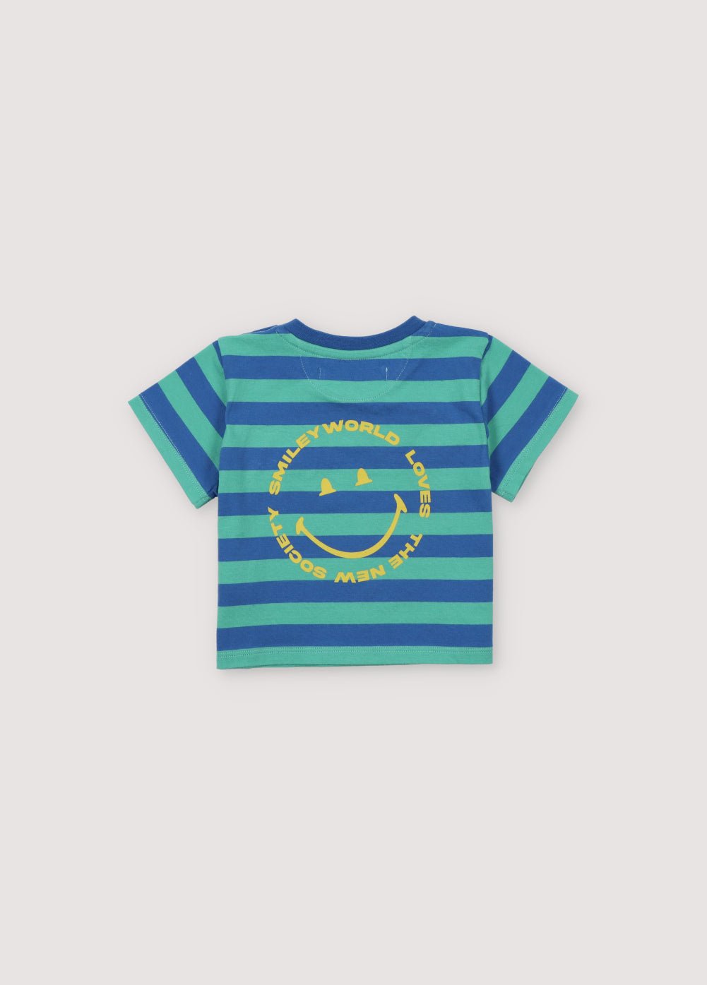 T-shirt avec des rayures bicolores amusantes et un patch SMILEY WORLD sur la poitrine, avec imprimé contrasté dans le dos. Parfait à combiner avec le short assorti. Collection Printemps Été. The New Society.