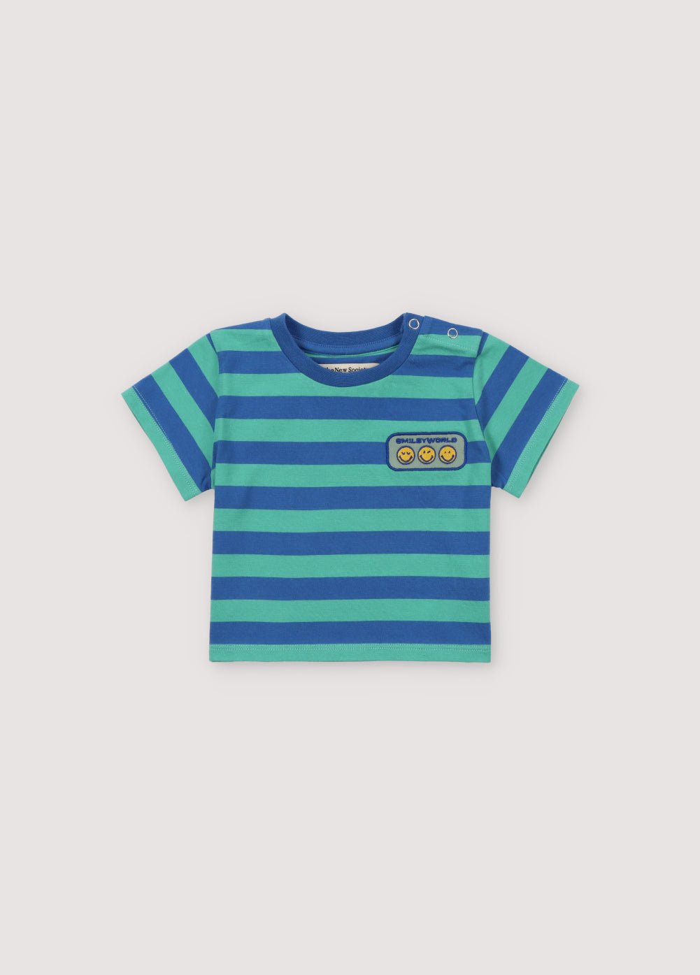 T-shirt avec des rayures bicolores amusantes et un patch SMILEY WORLD sur la poitrine, avec imprimé contrasté dans le dos. Parfait à combiner avec le short assorti. Collection Printemps Été. The New Society.