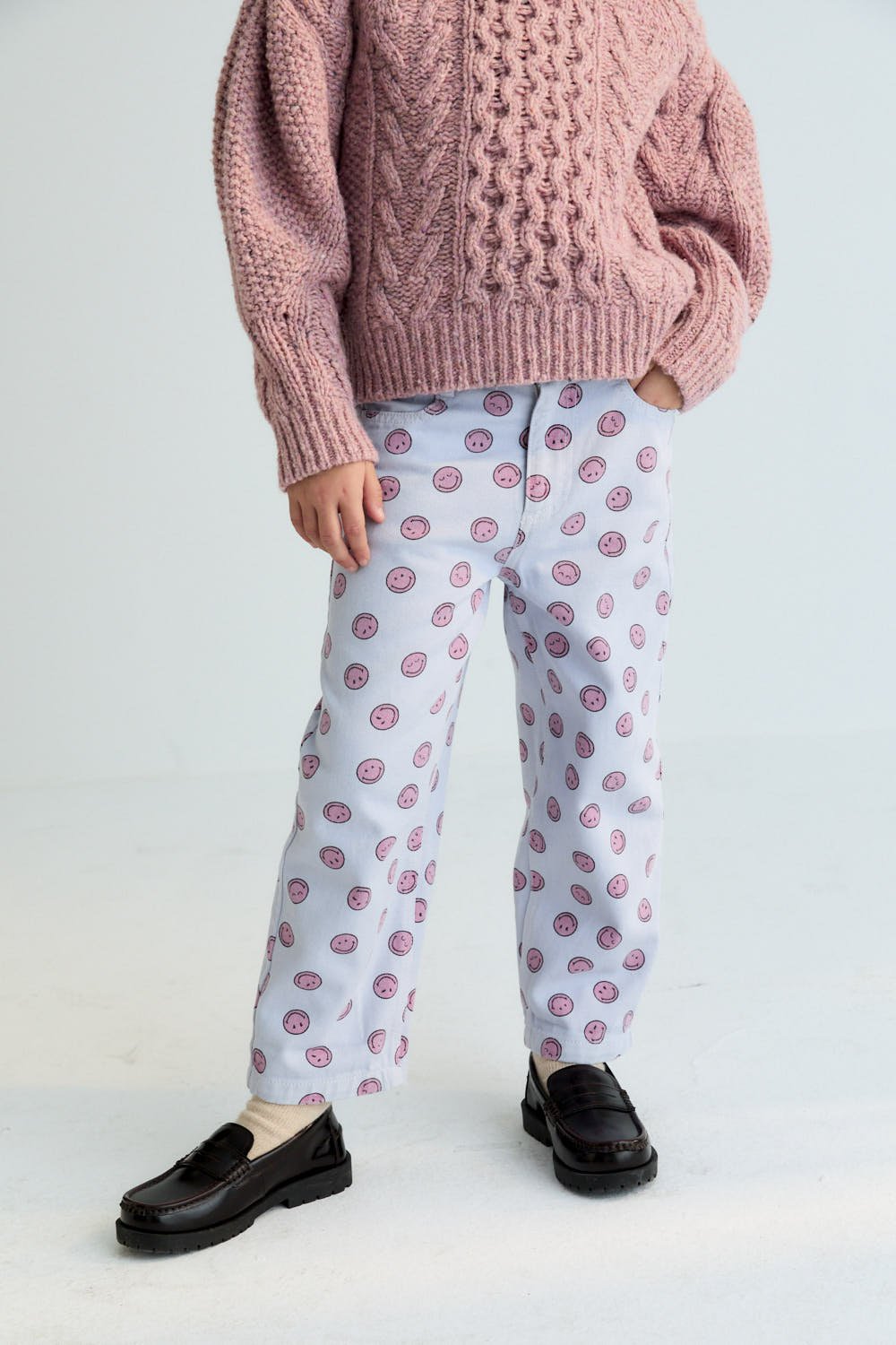 Jeanshose im klassischen Five-Pocket-Design mit durchgehendem SmileyWorld®-Print, der einer zeitlosen Silhouette eine verspielte Note verleiht.