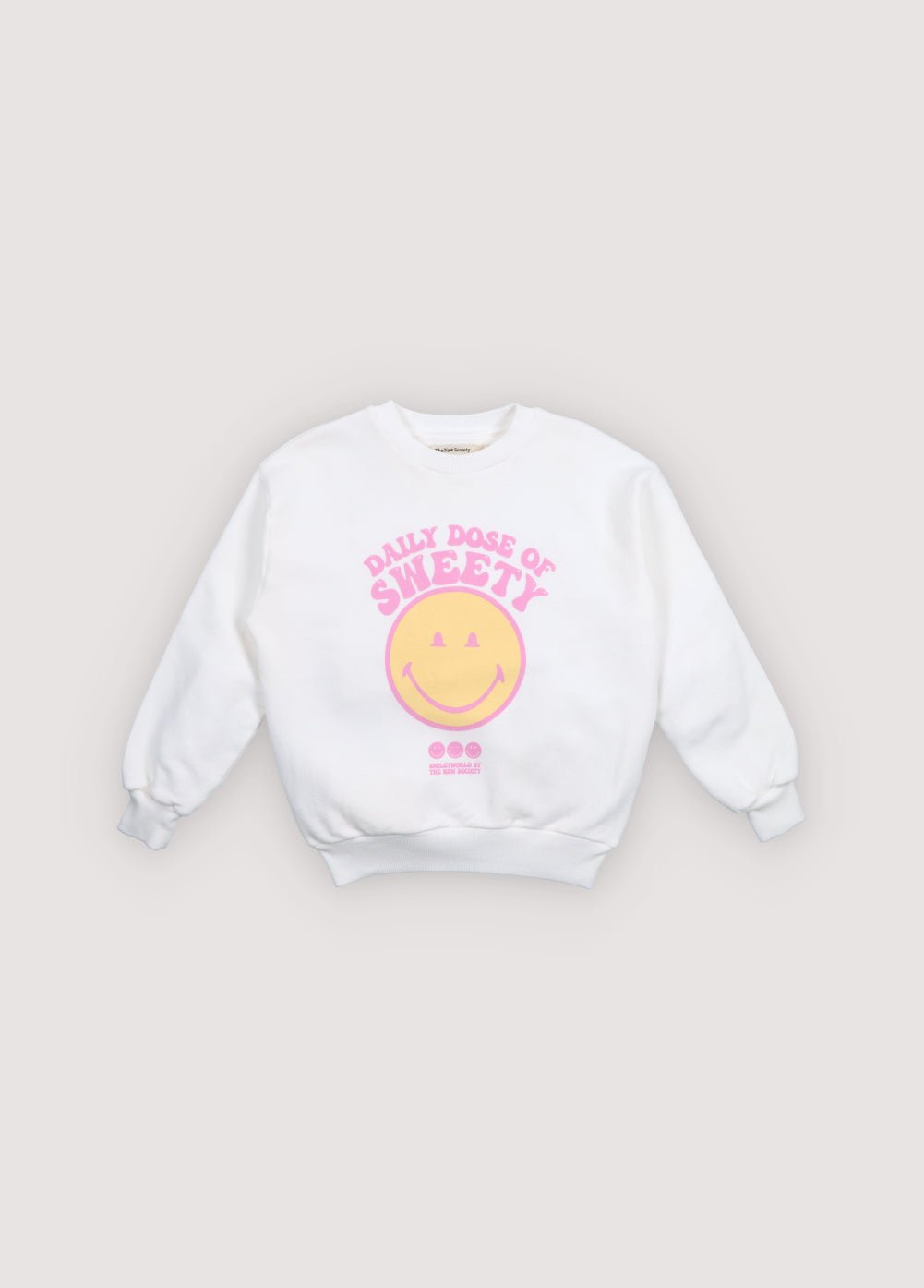 Bringen Sie Spaß und Komfort in die Garderobe Ihres Kindes mit diesem weißen Sweatshirt von „The New Society’ x SmileyWorld-Zusammenarbeit.