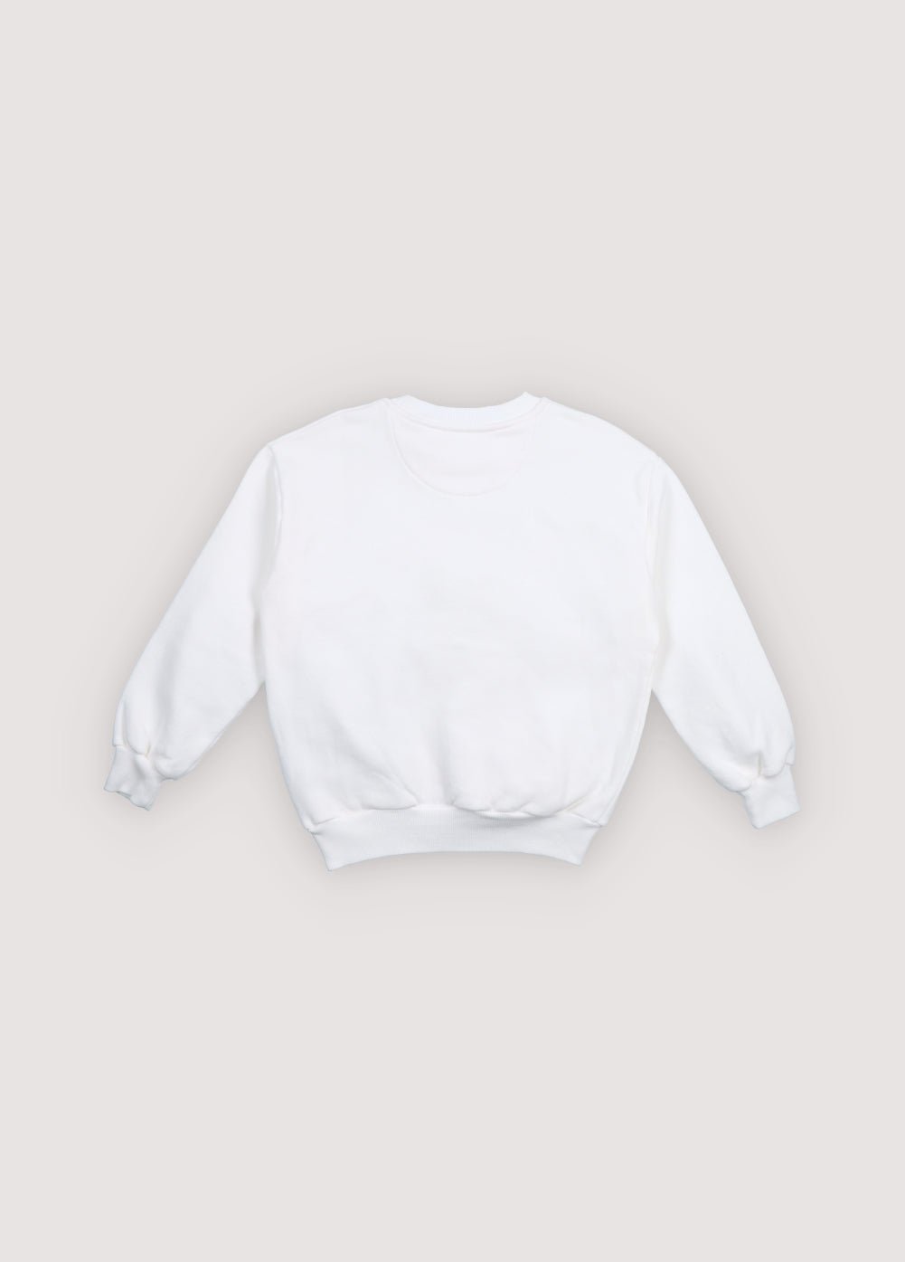 Bringen Sie Spaß und Komfort in die Garderobe Ihres Kindes mit diesem weißen Sweatshirt von „The New Society’ x SmileyWorld-Zusammenarbeit.