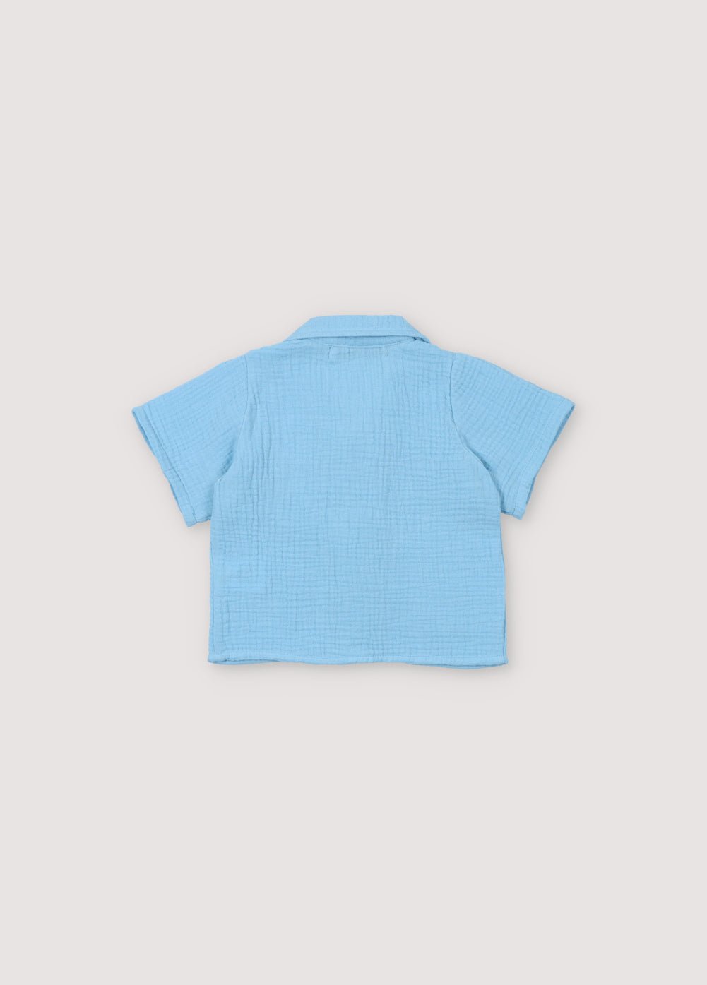 Chemise bébé Spyros en tissu mousseline 100% coton dans notre coloris bleu poudré. Broderie TNS Kids assortie. Collection Printemps Été. The New Society.