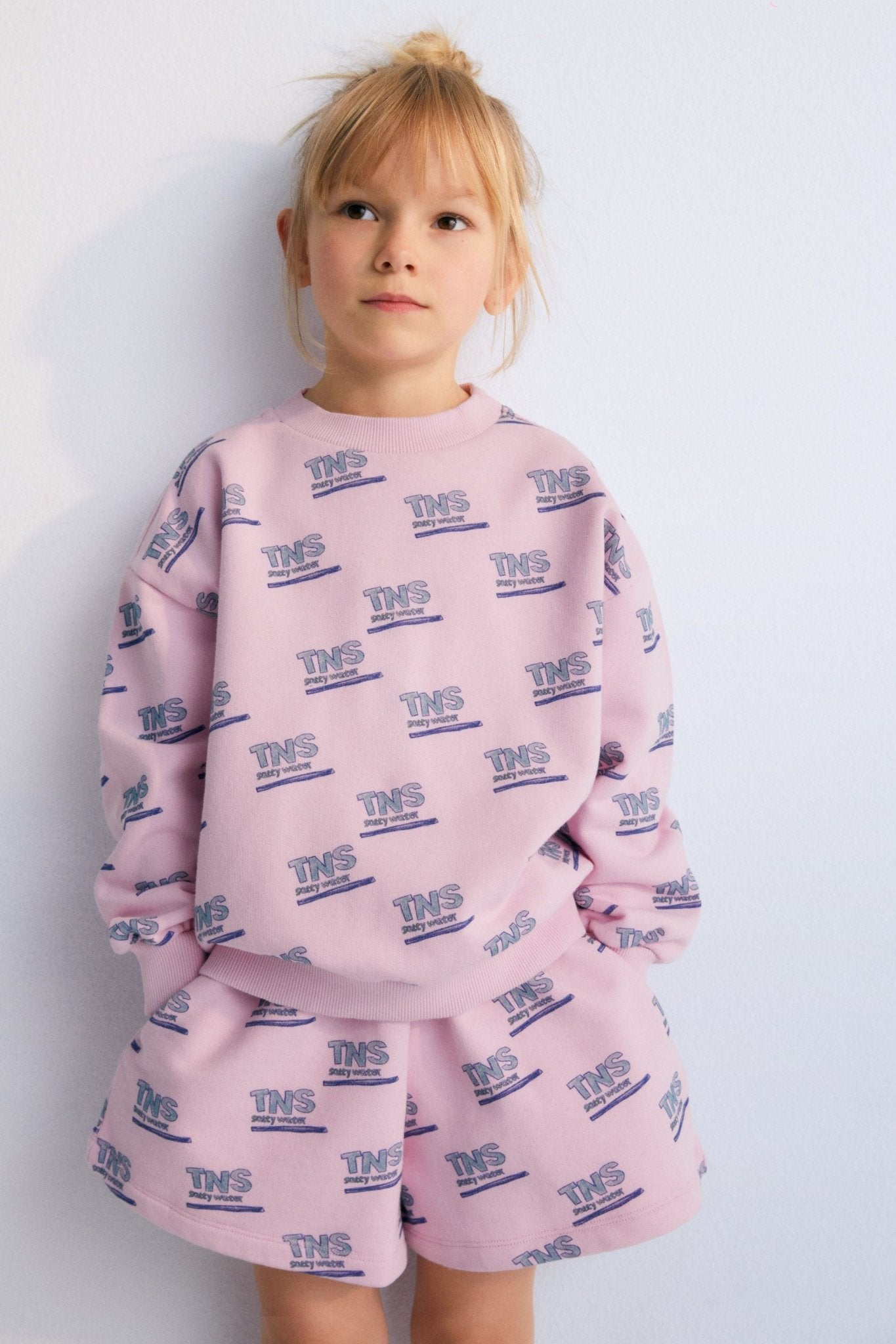 Sweatshirt with all-over print and cuffs, collar and hem of rib. Perfect for creating a total look with the shorts. Spring Summer Collection. The New Society.