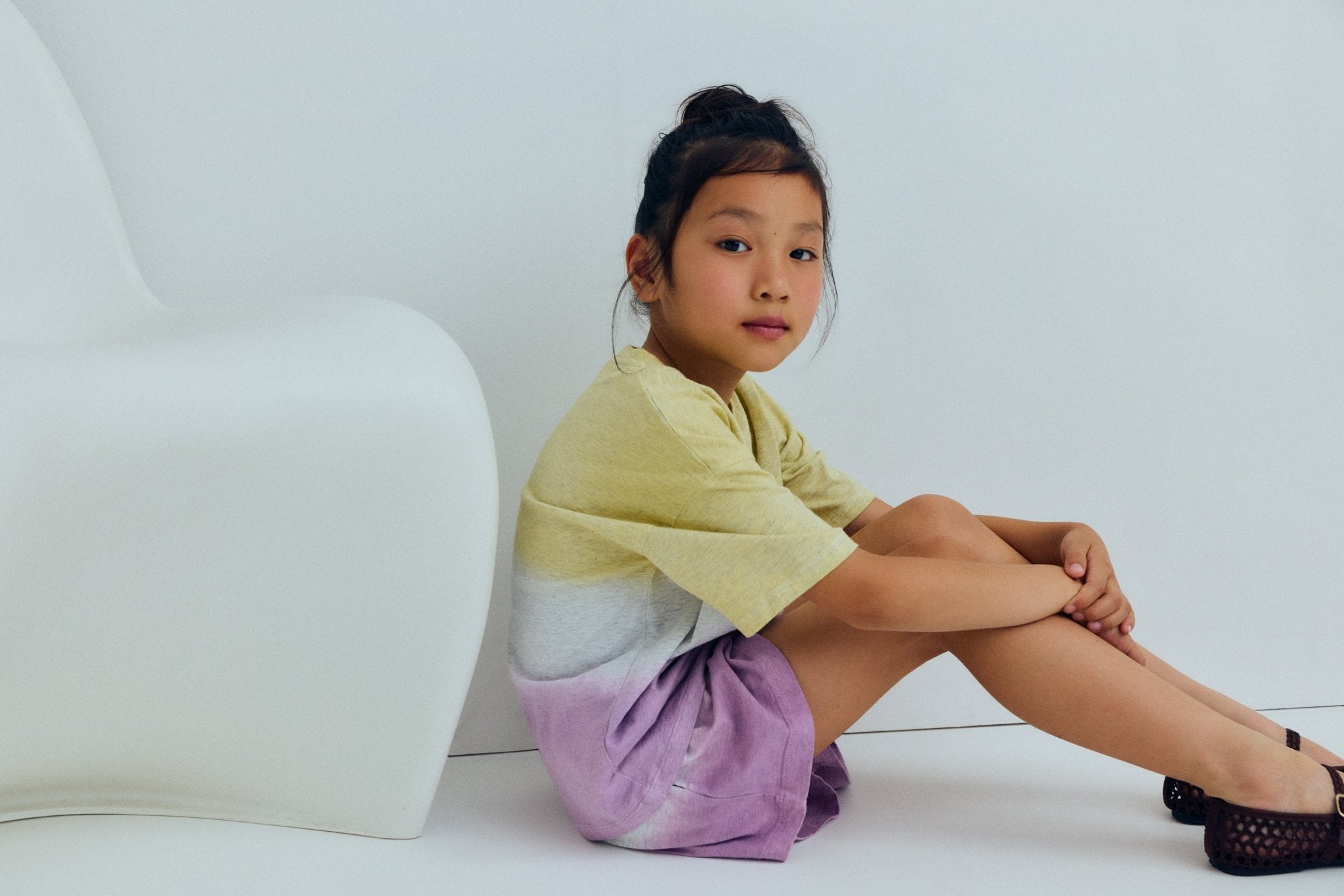 Kinder-T-Shirt aus 100 % Melange-Baumwolljersey mit weicher Oberfläche und zweifarbigem Batikeffekt.