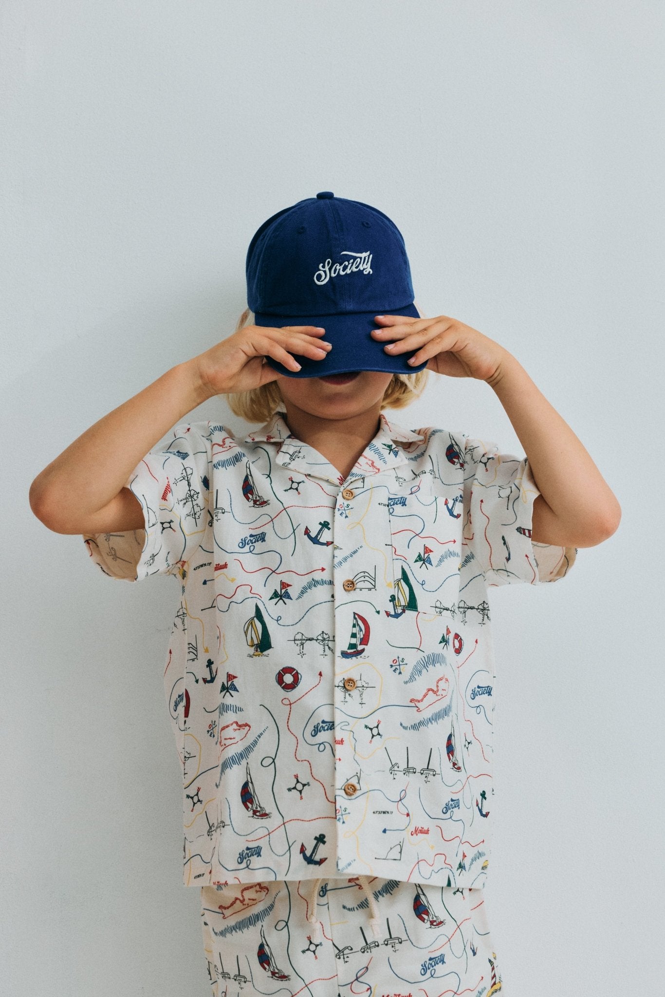 Cotton cap featuring contrasting brand embroidery on the front and an adjustable strap at the back for a comfortable, secure fit.