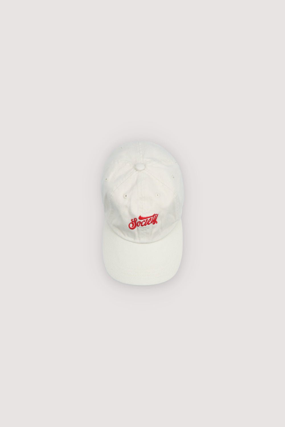 Gorra de algodón con bordado de la marca en contraste en el frente y correa ajustable en la parte posterior para un ajuste cómodo y seguro.