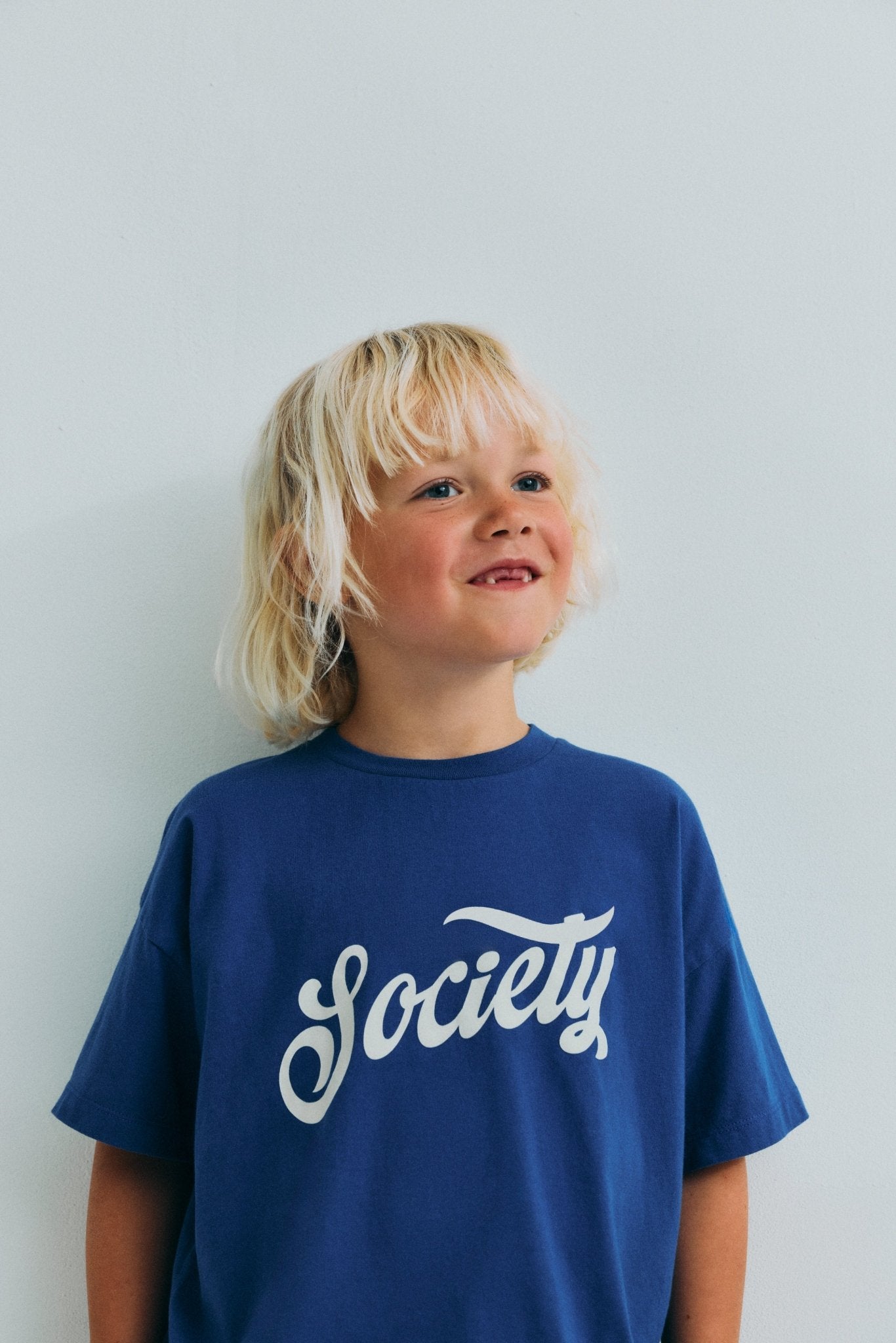 Unser klassisches Sweatshirt aus weicher Baumwolle mit kontrastierendem Aufdruck auf der Vorderseite und gerippten Abschlüssen an Kragen, Manschetten und Saum.