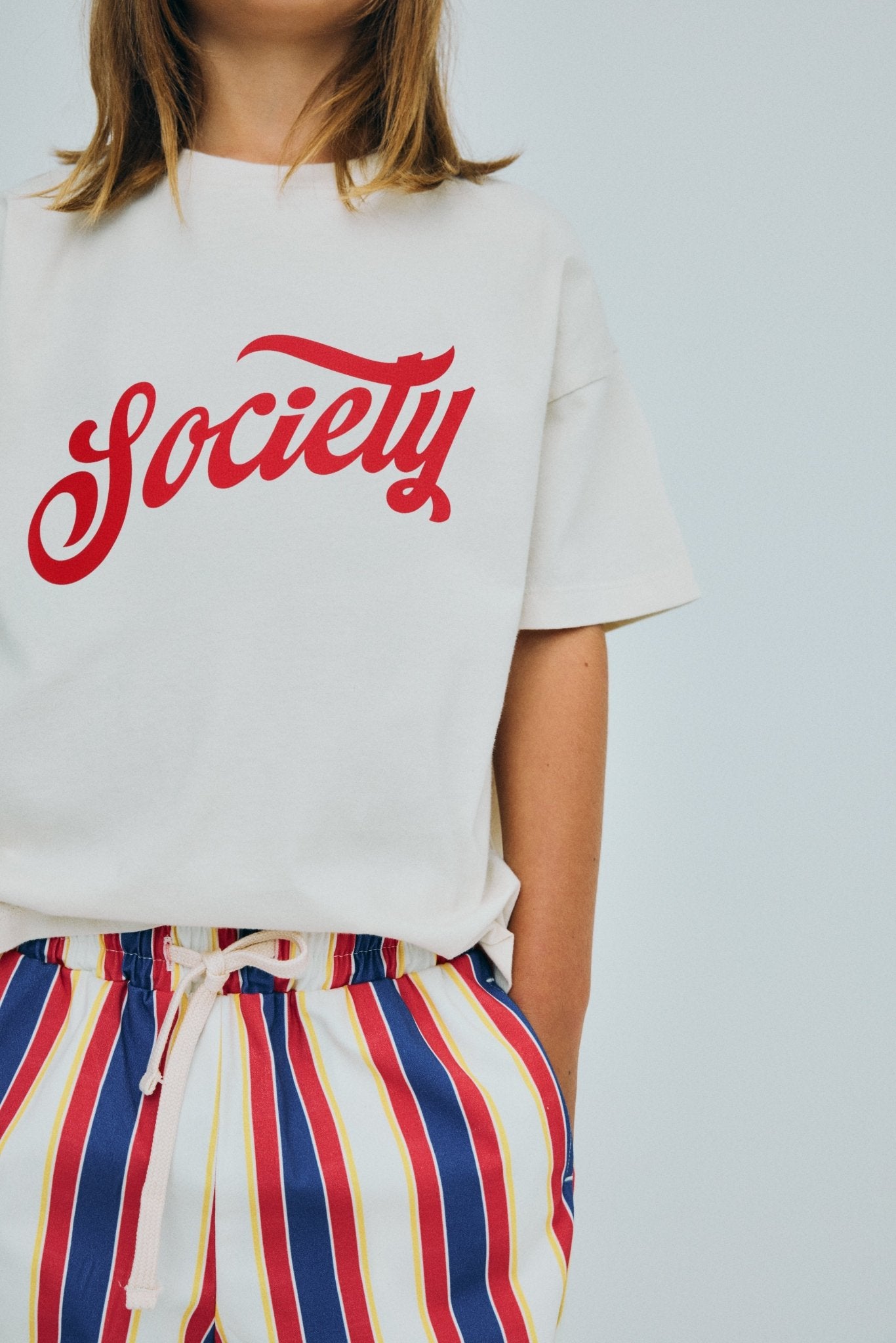 Soft cotton jersey t-shirt featuring a ribbed round neckline and a contrasting print on the front.