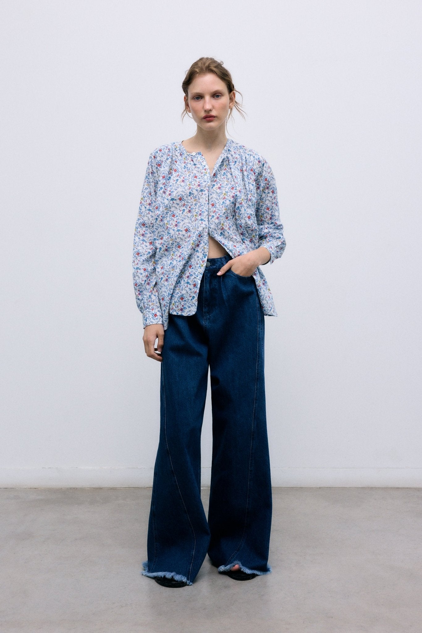 Pantalon en denim délavé foncé avec une coupe extra large et décontractée. Conçu avec des poches avant et arrière, des coutures latérales qui ajoutent du volume à la jambe et une broderie de marque sur la ceinture arrière pour une finition distinctive.