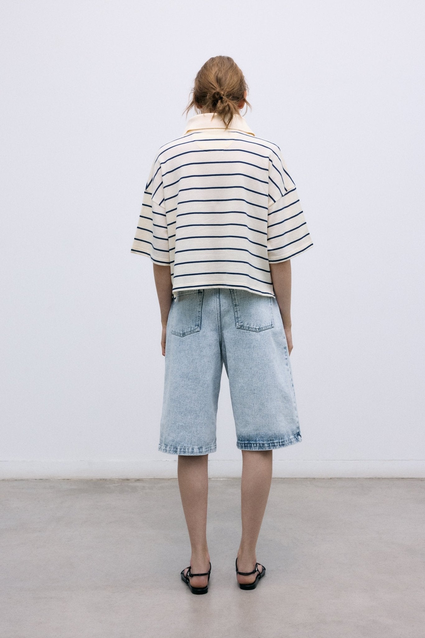 Denim-Bermuda in gebleichter Waschung mit doppelten Falten vorne für eine strukturierte und dennoch entspannte Silhouette.