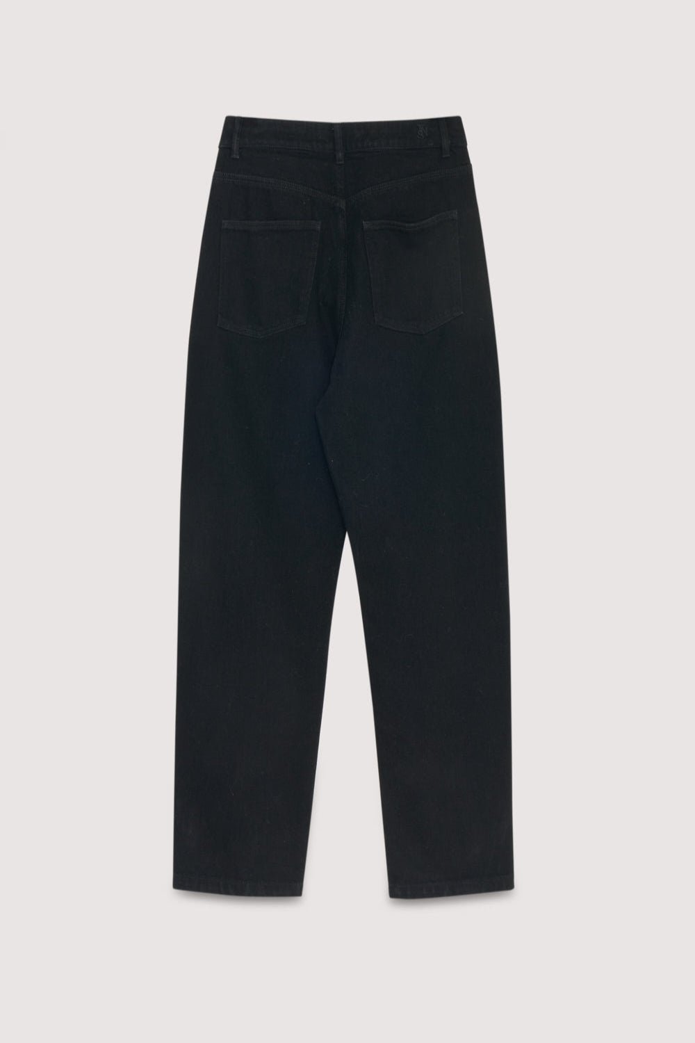 Indispensable dans toute garde-robe, ce denim noir classique de coupe régulière offre un look épuré et polyvalent qui convient à toutes les saisons.