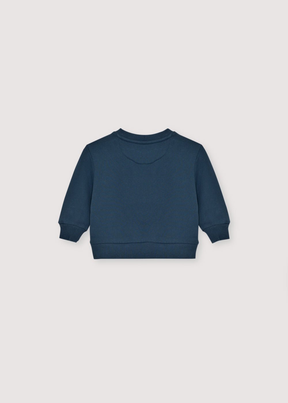 Notre sweat-shirt classique avec un imprimé floqué contrasté sur le devant. Il présente une ouverture d'épaule avec des boutons-pression ton sur ton.