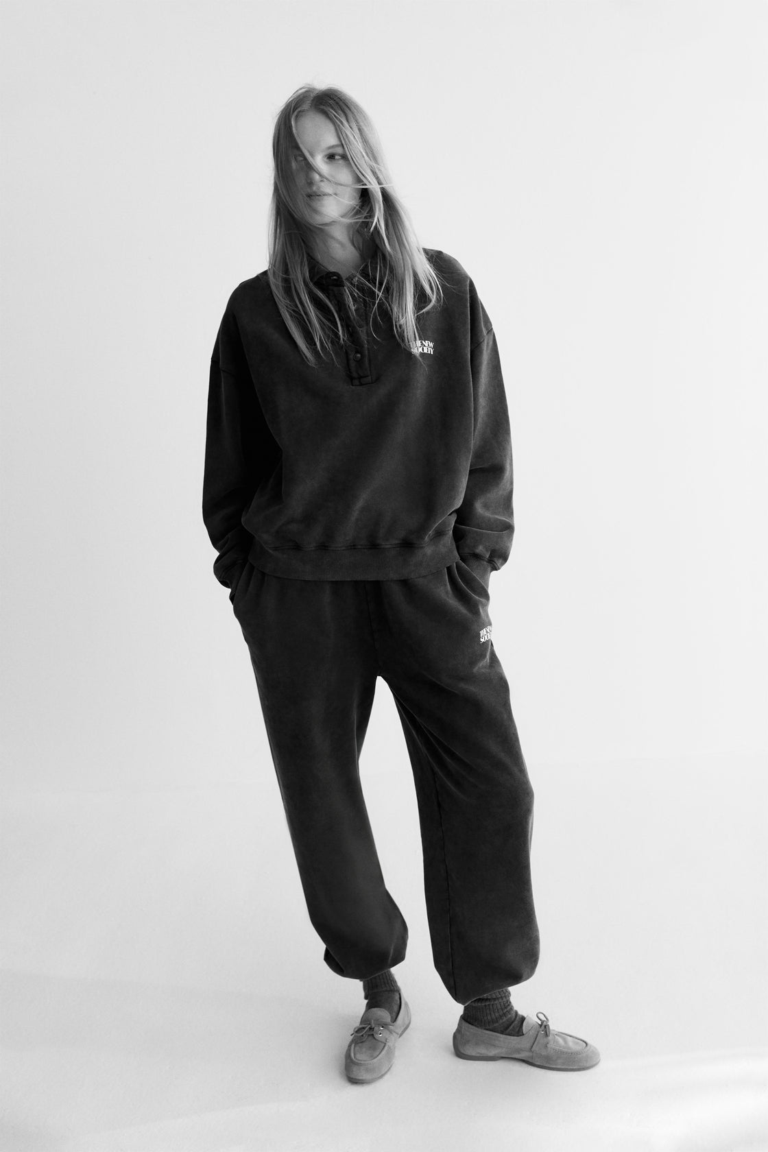 Pantalón jogger de felpa gris lavado con cinturilla y puños elásticos. Perfecta para un total look con la sudadera a juego.
