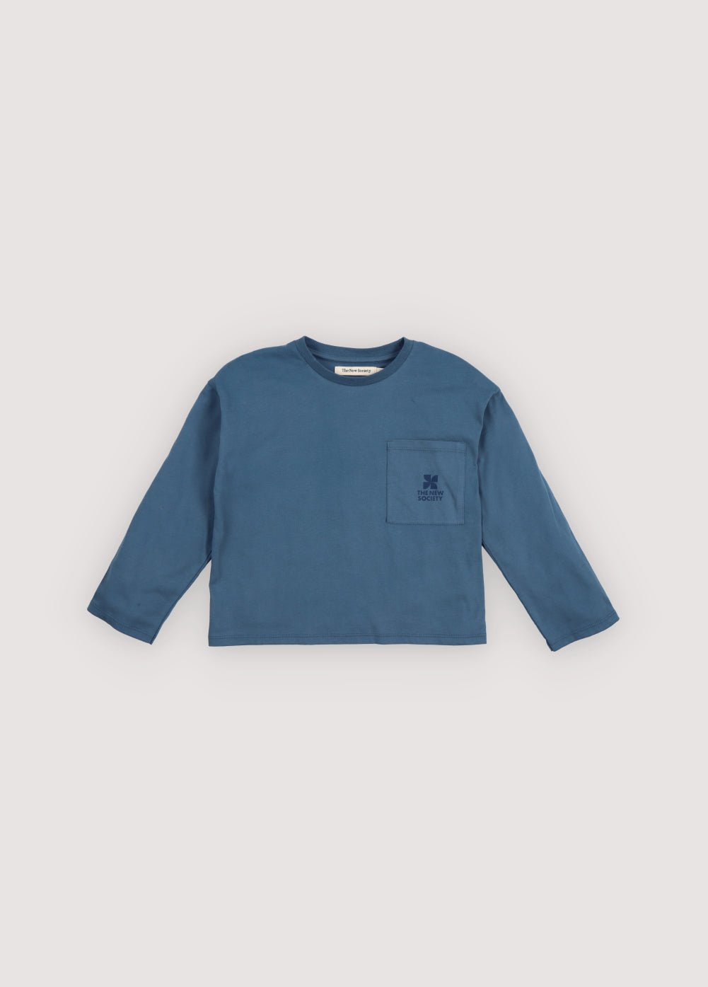 Long-sleeve t-shirt with a patch pocket and a contrasting logo.
