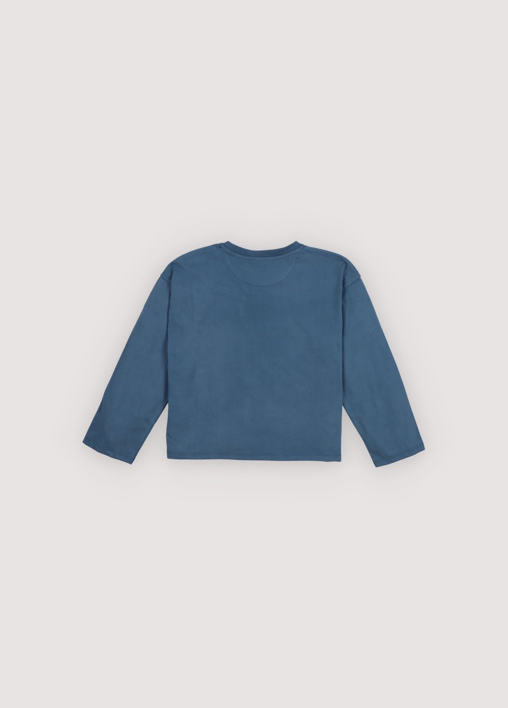 Long-sleeve t-shirt with a patch pocket and a contrasting logo.