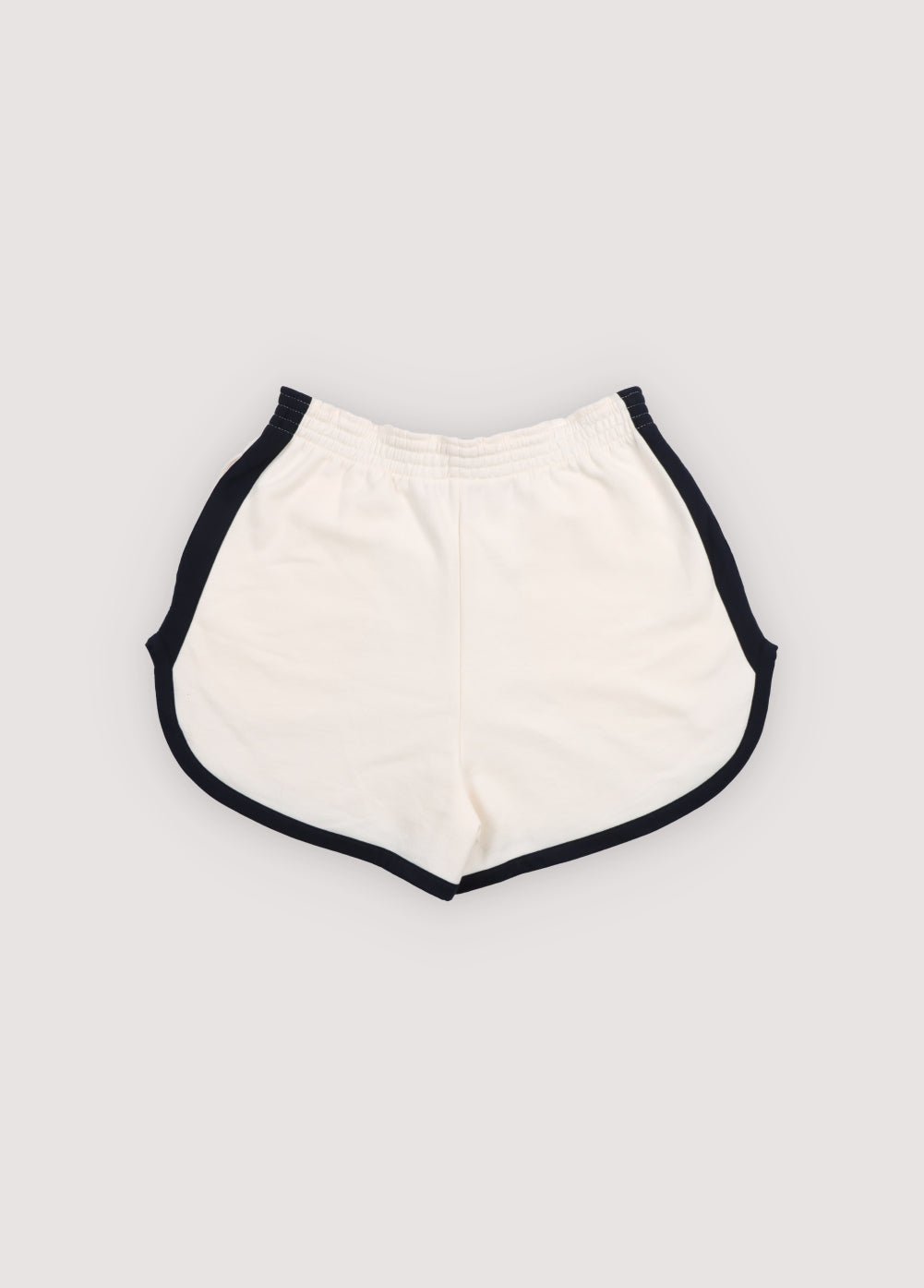 Baumwollfleece-Shorts mit Kontraststreifen an den Seiten und am Saum, Markenstickerei am Saum, Seitentaschen und einem verstellbaren Bund mit Kordelzug. Perfekt zum Kombinieren mit jedem anderen Stück aus der Kollektion für einen abgestimmten Look.