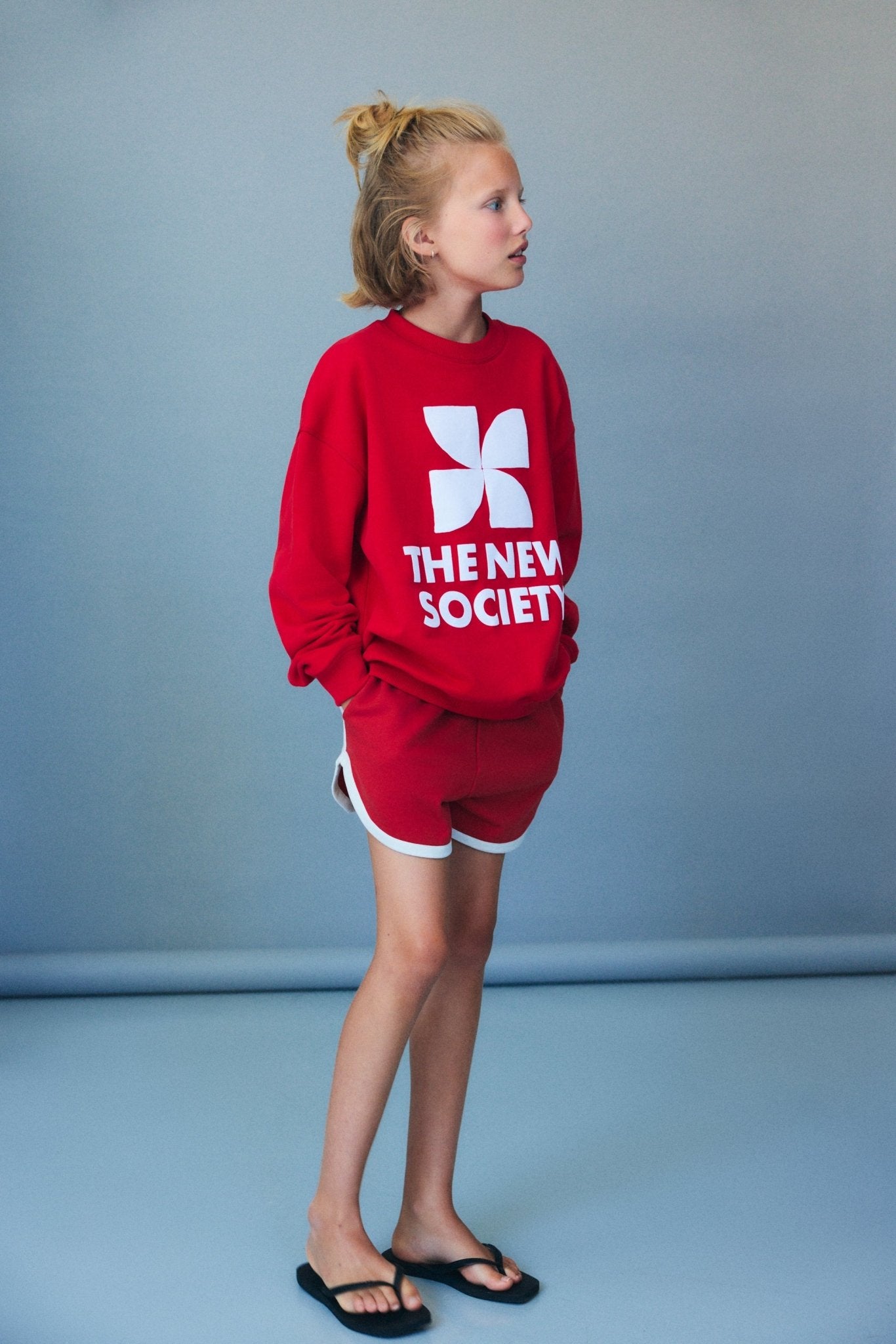 当社のベストセラーのロゴ スウェットシャツは、柔らかなコットン フリースで作られ、心地よく快適な着心地を実現しています。