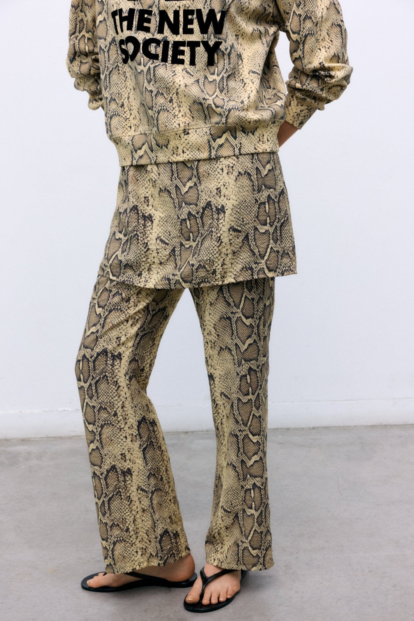 Women’s sweatshirt featuring the new collection logo. Made from cotton with elastane for added comfort and flexibility.