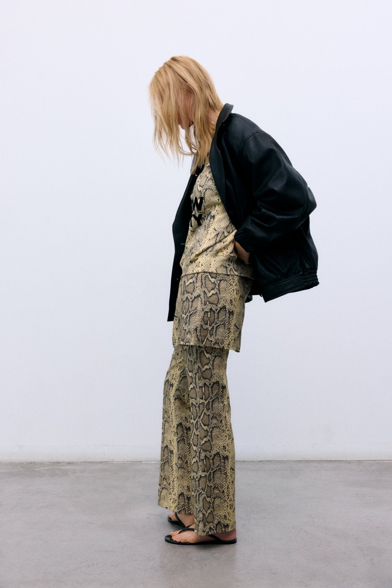 Women’s sweatshirt featuring the new collection logo. Made from cotton with elastane for added comfort and flexibility.