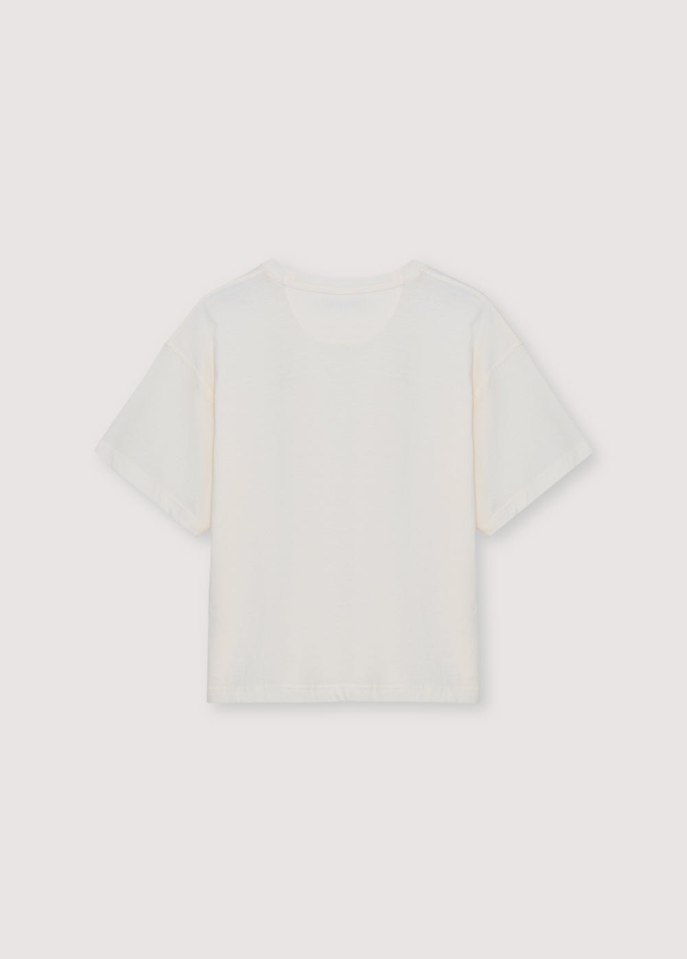 快適でリラックスした感触のソフトウォッシュコットン T シャツ。リブ編みのクルーネックと前面にコントラストのあるプリントのブランドロゴが特徴です。