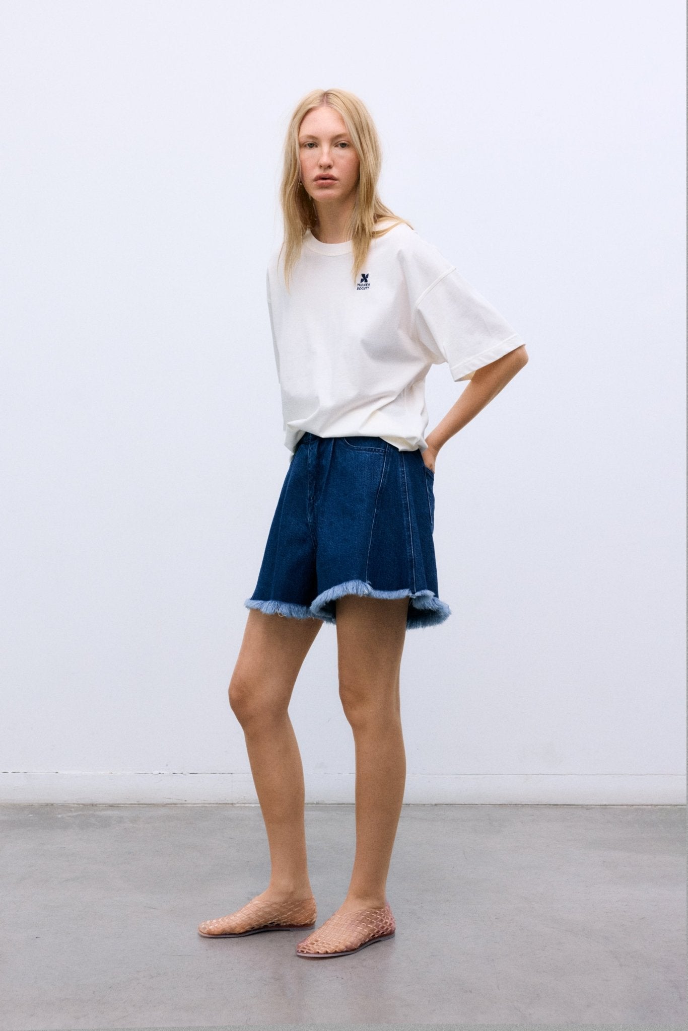 T-shirt en coton lavé doux, confortable et décontracté, avec col rond côtelé et logo de notre marque imprimé contrasté sur le devant.