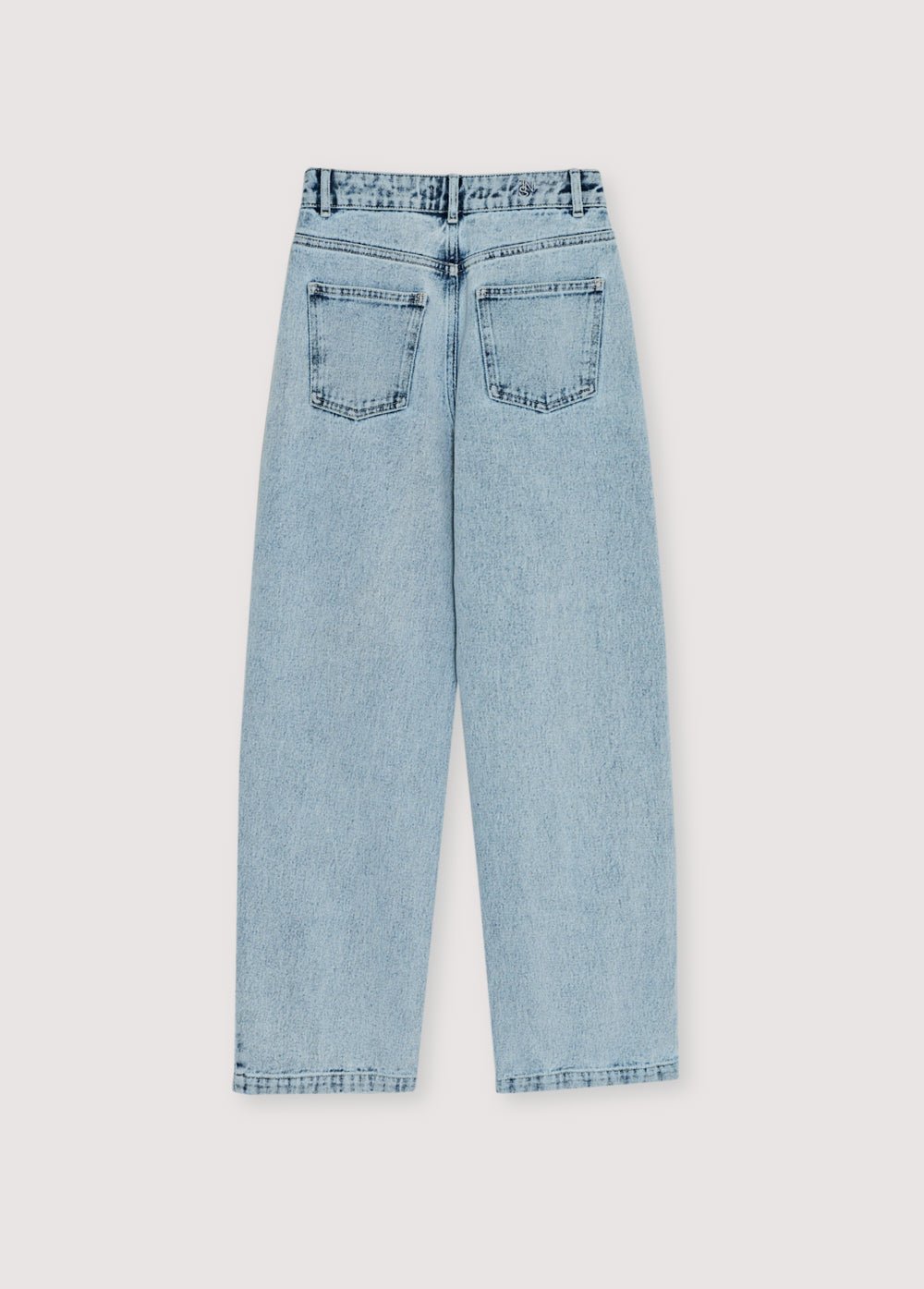 前後にポケットが付いたデザインで、ストレートレッグフィットで、背面にさりげなくブランド刺繍が施されています。時代を超越した汎用性の高い、日常着に欠かせないアイテムです。