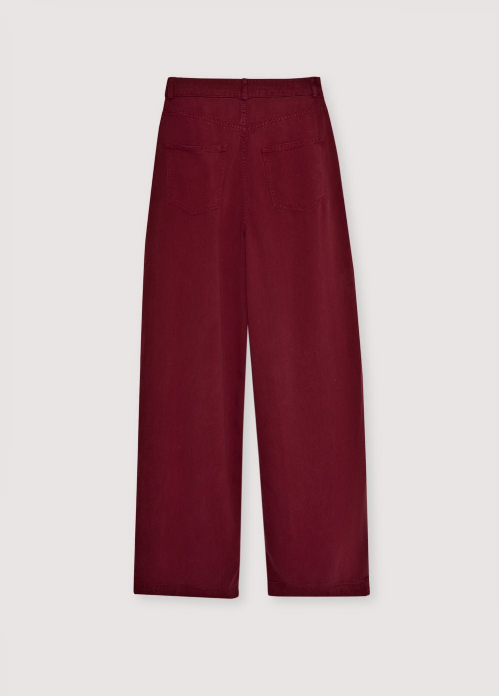 Un de nos best-sellers : le pantalon droit en Tencel avec détails plissés, disponible en trois coloris. Il est livré avec une chemise assortie pour créer un look complet et coordonné.