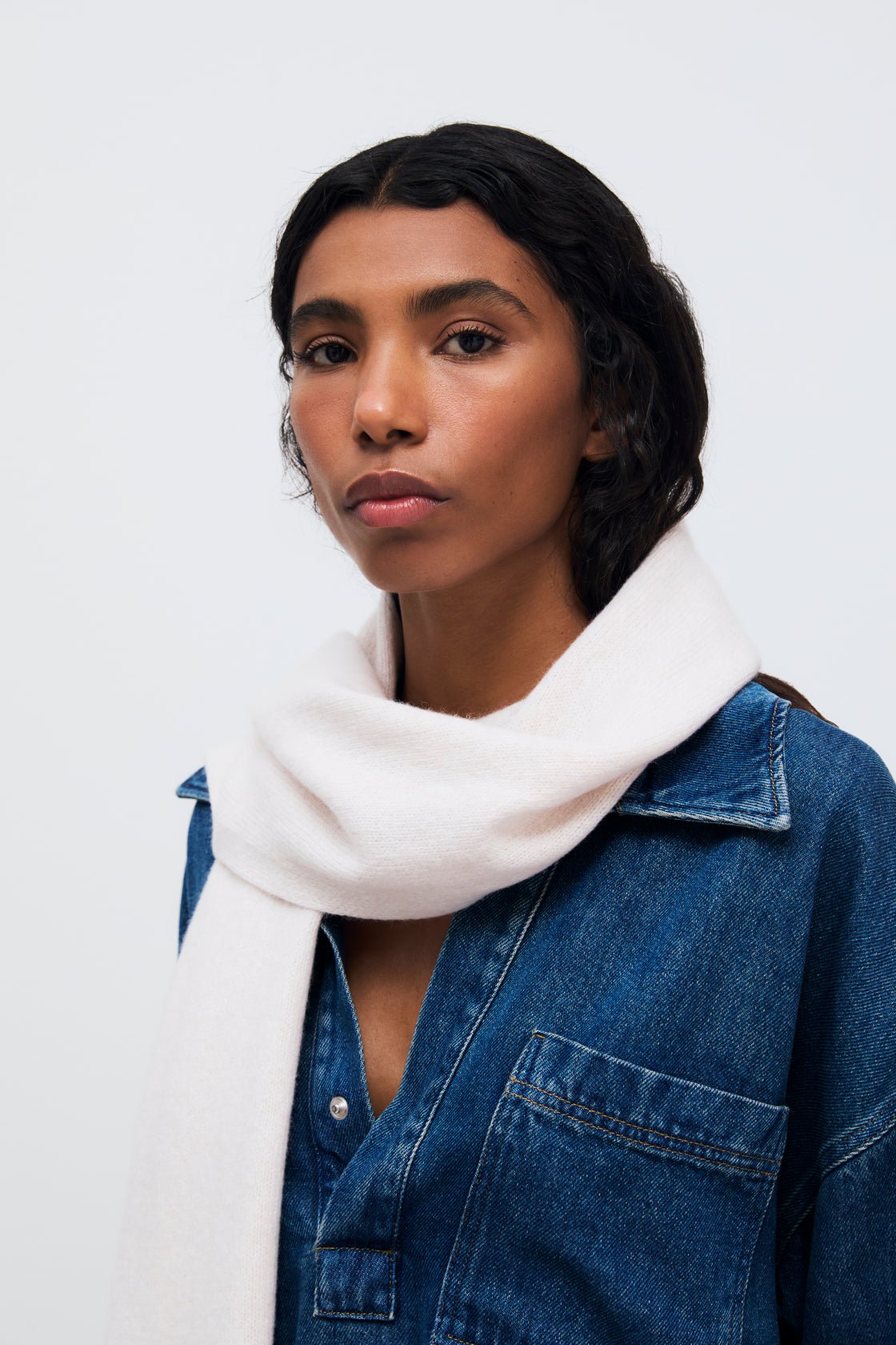 Unser meistverkauftes Hemd, jetzt aus einem weichen blauen Denim-Tencel-Stoff, entworfen mit einer übergroßen Passform für einen entspannten, mühelosen Look