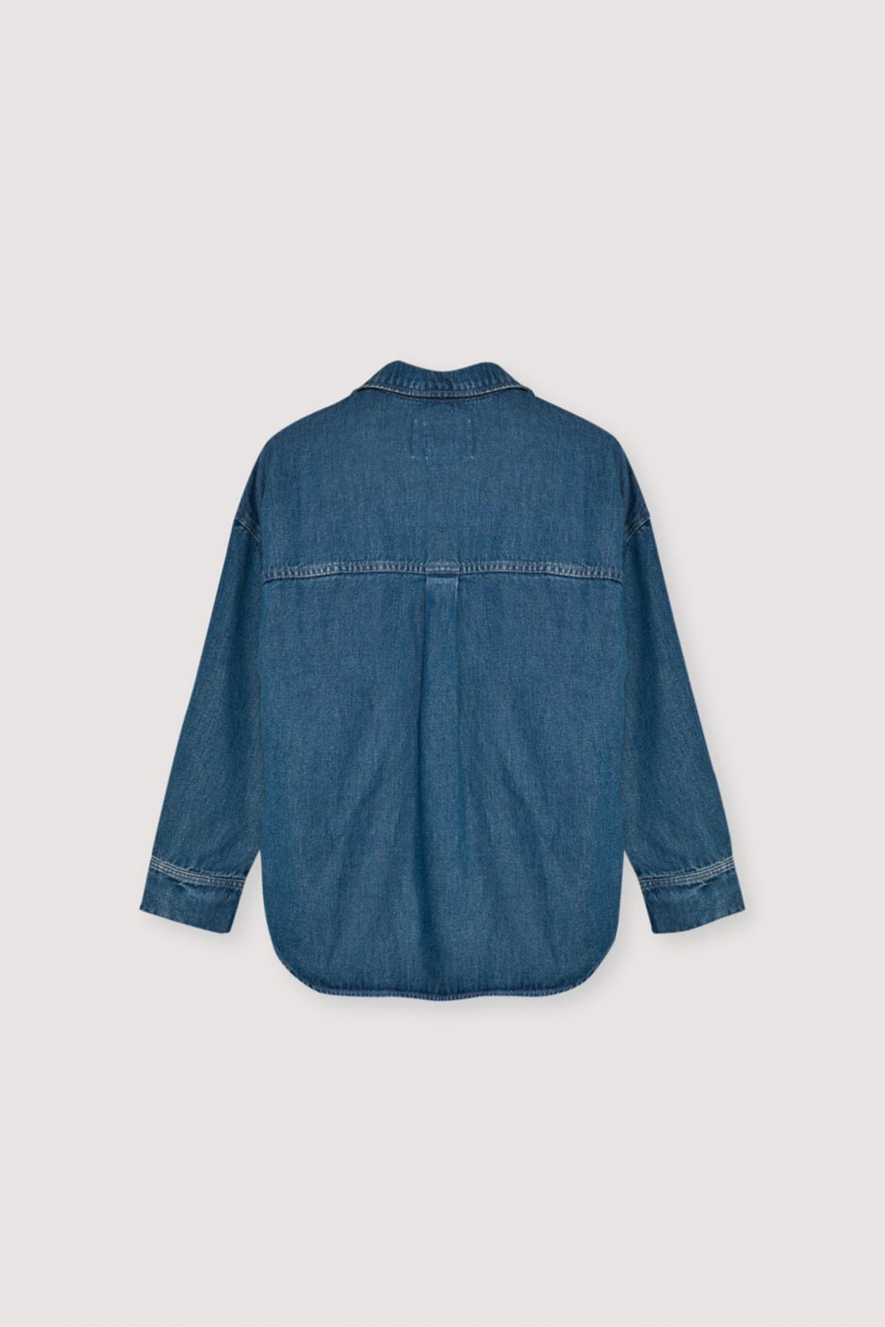 Unser meistverkauftes Hemd, jetzt aus einem weichen blauen Denim-Tencel-Stoff, entworfen mit einer übergroßen Passform für einen entspannten, mühelosen Look