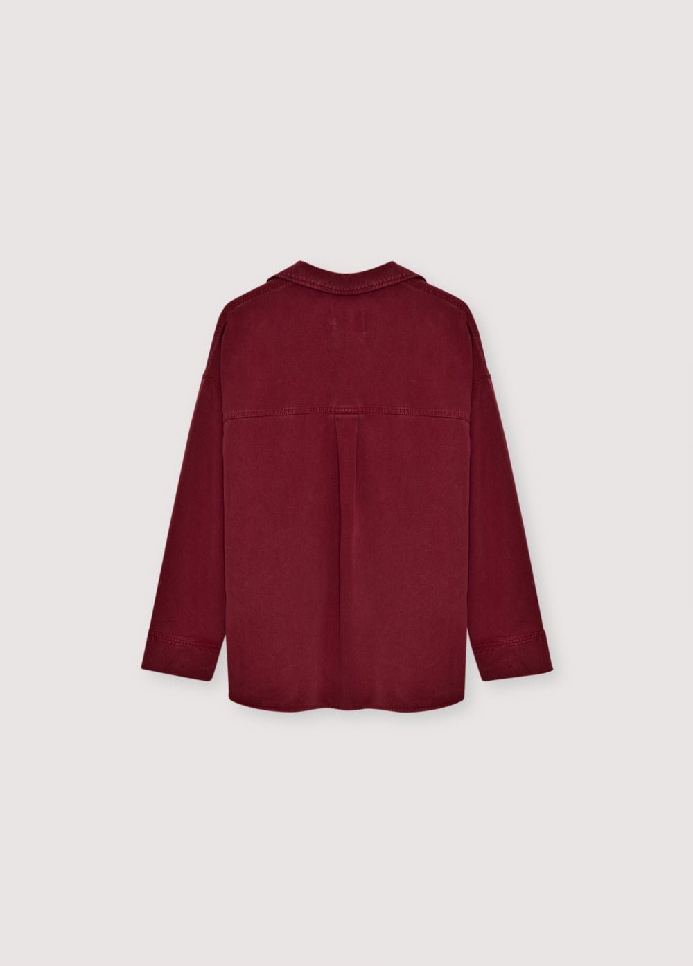 Notre chemise best-seller, confectionnée en tissu Tencel avec une coupe oversize, dotée d'une patte de boutonnage et de deux poches plaquées sur le devant. Il est livré avec un pantalon assorti pour compléter le total look.