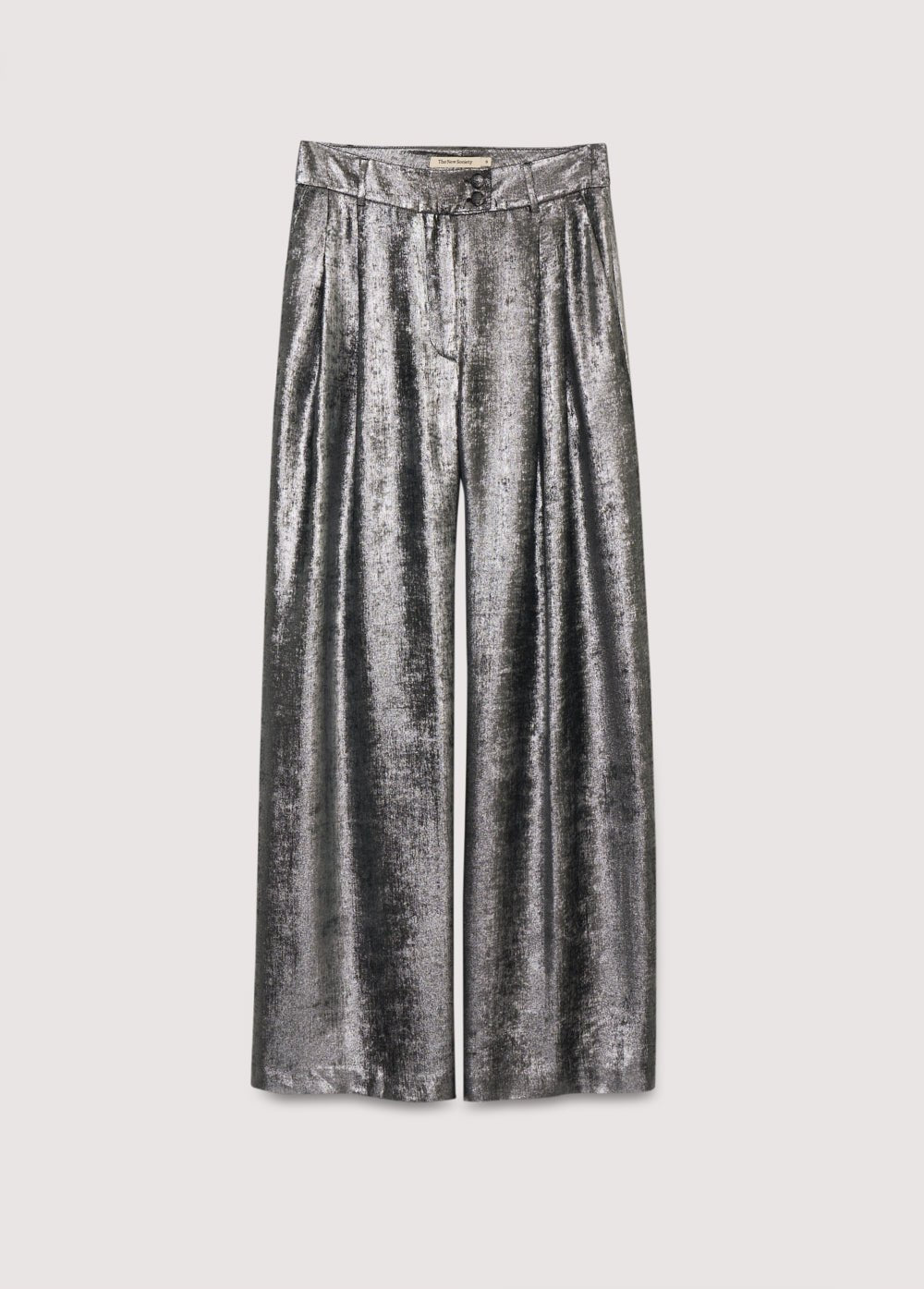 Pantalón recto en tejido brillo plateado con detalle de pliegues delanteros, bolsillos y cinturilla cruzada con botón oculto.